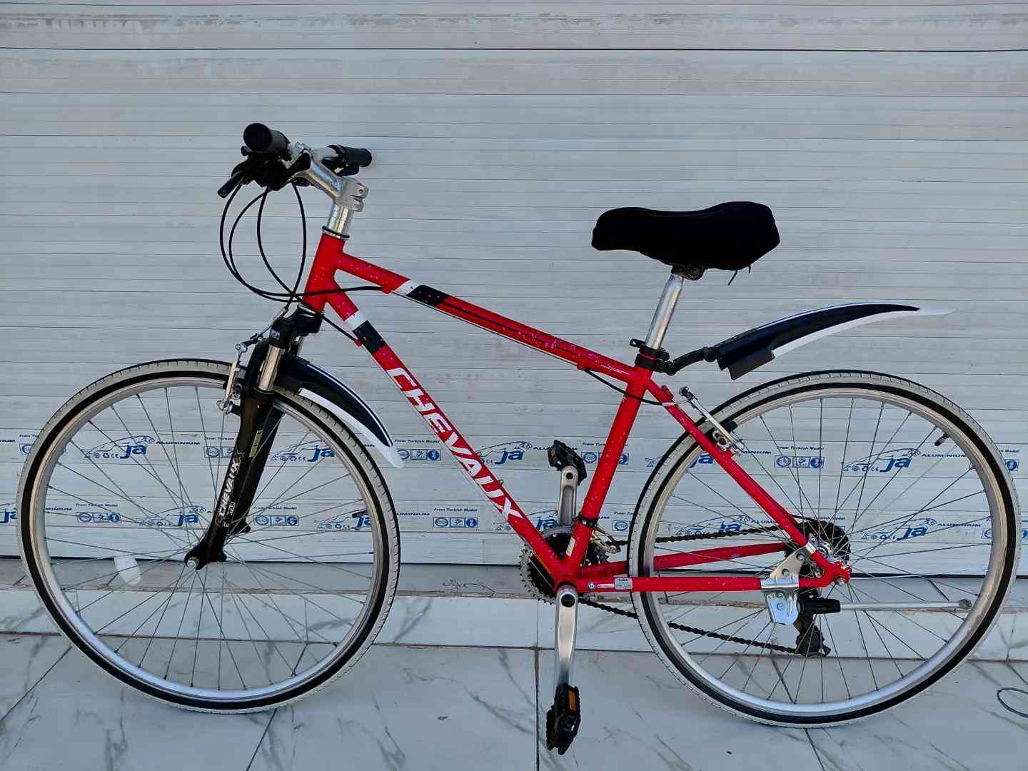 CHEVAUX 2018 حجم 28 / C700 كل الاجزاء المنيوم  الفريم حديد 3 × 7 سرعات من SHIMANO دبل امامي شغال  الدراجة جاهزة بدزن عيوب فقط شخوط بالفريم السعر 165 الف شامل التوصيل    ✈يوجد توصيل لجميع المحافضات ✈ كركوك مدخل سايدين حي الاسرى والمفقودين  معرض ابو شيفان ( *********** )
