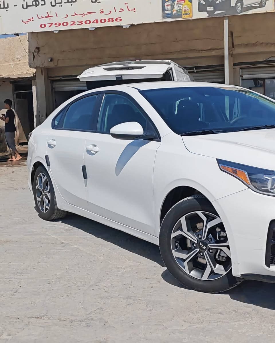 السلام عليكم
كيا فورتي وارد امريكي موديل 2019 
رقم بغداد انگليزي بأسمي 
تحويل مباشر 
رقم وسنوية وهزه كله جديد 
بچم كبس 
بيها صبغ قطعتين باب وجاملغ خلفيات عكس السايق
ماشية 62 الف 
اللون ابيض 
السيارة جديدة كلش احلى من الصور 
مواصفاتها 
فول تحكم جهتين 
شاشه كبيره 
ابل كار بلاي واندرويد اوتو 
تبريد بيانو منفصل مناخين منفصلات 
كروز سرعة 
مثبت مسار 
حساس ضغط الاطارات 
رادار امامي 
تراكشن توقف ذاتي 
3 انظمة قيادة (  نورمال - سبورت - سمارت ) 
المحرك كلش ناعم ومكفول 
الگير بحالة ممتازة ومكفول 
الحدادية جيدة جداً 
التبريد ثلج 
سعرها 125 
مكاني بغداد المحمودية ***********
