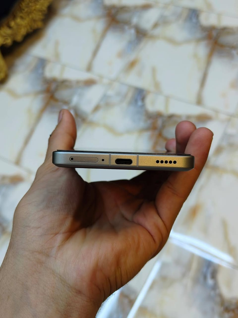 شاومي 14Tبرو للبيع 
المعالج: MediaTek Dimensity 9300+ (بتقنية 4 نانومتر) لأداء فائق.
الشاشة: 6.67 بوصة AMOLED، بمعدل تحديث 144 هرتز، ودعم HDR10+.
الكاميرات الخلفية: ثلاثية (50MP رئيسية + 50MP تقريب + 12MP واسعة) بالتعاون مع Leica.
الكاميرا الأمامية: 32 ميجابكسل.
الذاكرة والتخزين: 12 جيجابايت RAM مع 512 جيجابايت تخزين داخلي (UFS 4.0).
البطارية: 5000 مللي أمبير مع شحن فائق 120 واط.
نظام التشغيل: HyperOS (يعتمد على أندرويد 14).
مقاومة الماء: بمعيار IP68.
الميزات الإضافية: مستشعر بصمة مدمج بالشاشة، سماعات ستيريو، دعم 5G. 
السعر 600 وبي مجال 
مكاني الفلوجه 
***********
***********
