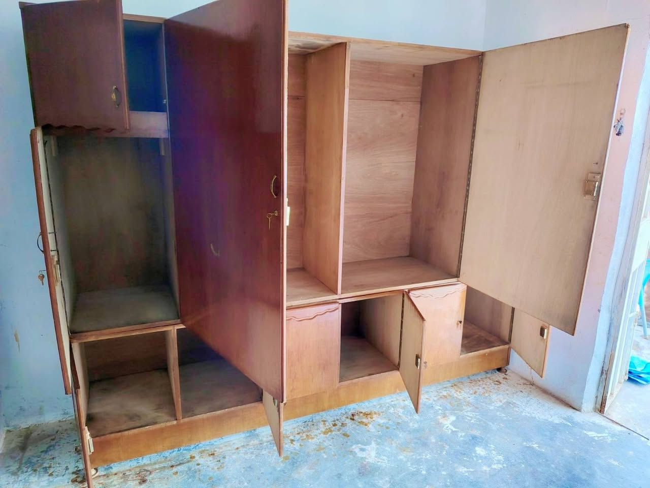 اثث بيتك بأنسب الاسعار سعار الشمال 🌹 
بوفية اسليمانية صاج حطاطه نضيفه السعر 185وبيها مجال 
صلاح الدين ناحية العلم قرية الربيضة خلف مدرسه سومر للبنين 
***********
يوجد خدمة توصيل داخل المحافظة فقط 🚛
