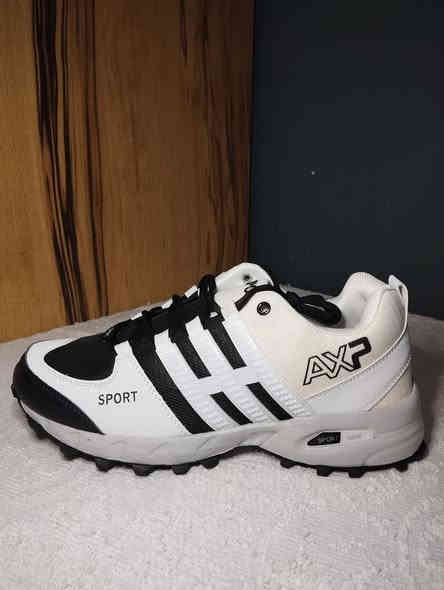 السلام عليكم ورحمه الله وبركاته 50 قطعه احذيه جديد مو باله ابيعهن شلعه وحده القطعه على 7 الف والقياسات من 40 لل 45 مستعجل على البيعه للتواصل ***********
