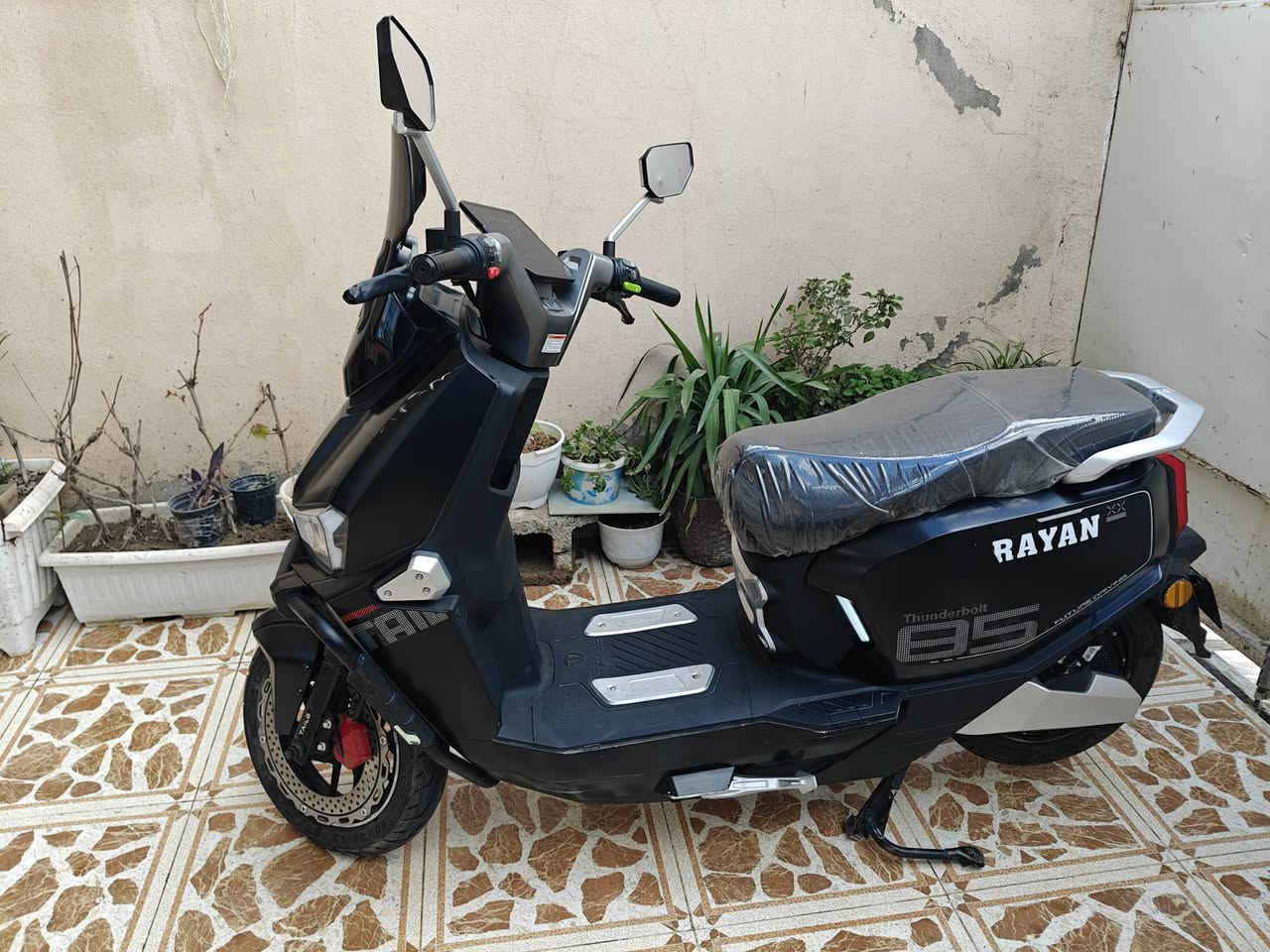 دراجة شحن الريان صاعقة اعلى فئة بالريان
6 بطاريات شرط تاخده على الفحص 
دراجة شحن نظيفة ماخذه صار 3 اشهر 
كهربائيات كلهن شغال ما بيه اي شي 
تاير حجم 12
ملف حجم 2500
***********
