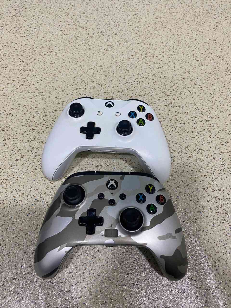 سلام عليكم ورحمه الله وبركاته اخواني بلي اكس بوكس وان للبيع بلي جديد ونضيف كلش وما مستخدمة هواي السعر 180وبي مجال للستفسار هاذ رقمي وبي واتساب ***********
