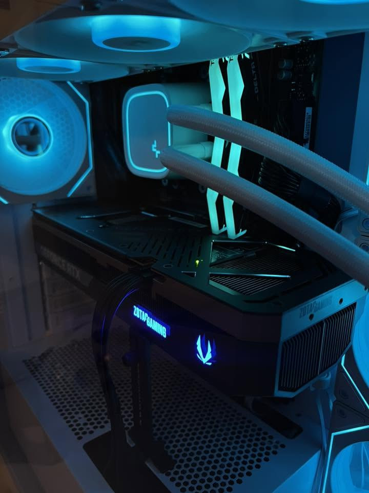 للبيع - 2,750.000
⁠Processor: AMD Ryzen 5 7600 .
•⁠  ⁠Motherboard: Gigabyte B850 wifie6 .
•⁠  ⁠Graphics Card: Zotac 5070ti 16gb OC Edition solid core.
•⁠  ⁠Memory: TEAMGROUP T-Force Delta RGB DDR5 Ram 32GB (2x16GB) 6000MHz .
•⁠  ⁠Storage A: Lexar NM620 SSD 1TB PCIe Gen3 NVMe M.2
•⁠  ⁠Power Supply: Corsair RM750e - 750w 80 Gold Fully Modular PCie 5
•⁠  ⁠Cooling System: Deepcool LE720 360mm ARGB CPU Liquid Cooler .
•⁠  ⁠Case: Sama SV01 Best Mid Tower ATX.


**إذا كنت صاحب هذا الإعلان وتريد حذفه لأي سبب، رجاءا أرسل رسالة إلى الدعم الفني**