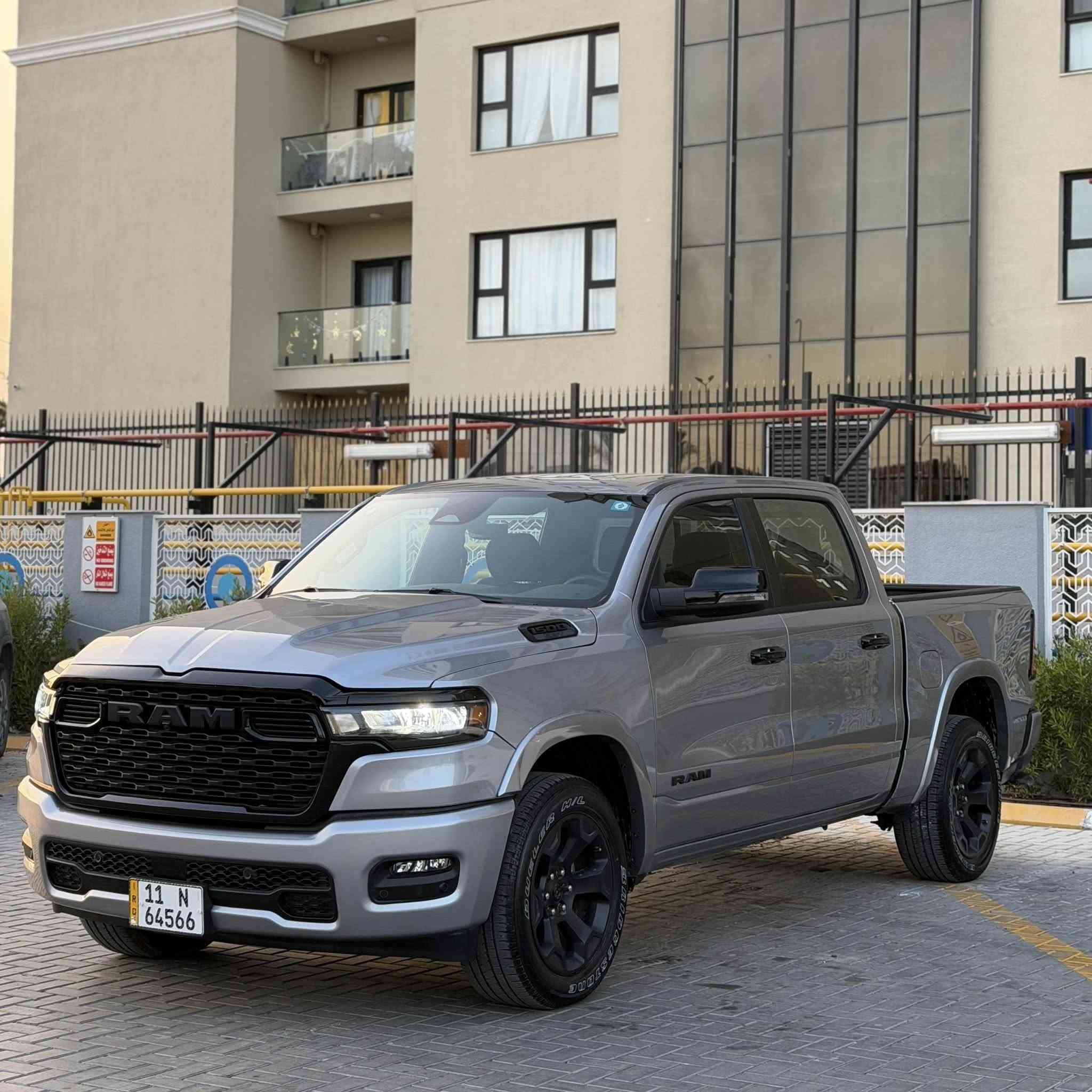 السلام عليكم ترهم مراوس 
دووج رام 2025 
فئة Lone star ⭐️ 
باب طويل بدي قصير
يسره كلير
ماشية 11 الف ميل 
محرك 6 سلندر توين تيربو 
رادرات 360 
شاشة تيسلا بلادية
سستم الباين 
رادار امامي  
تثبيت مسار 
اماكن تخزين تحت المقاعد الخلفية 
قاصة 
كامرة دوارة 
صور الحادث مرفقة التفاصيل كلها مذكورة 
حادث جدا بسيط بنيد تبديل وصبغ وجاملغ
والسيارة مصلحة بالوكالة بامريكا وحتى السستم الايرباك  بلادي  
*********** 
بغداد حي الجهاد
