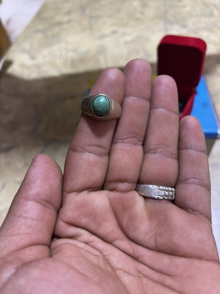 يالله سلام عليكم محابس للبيع واحد عطف بري قديم والثاني عطف بحري والثالث فيروز نيشابوري اصلي ذمه وحجرات سليمانيات قديمات للعلم المحابس كلهن صياغه يدويه مال النجف فضه عيار ٩٢٥الاستفسار على الرقم ***********
