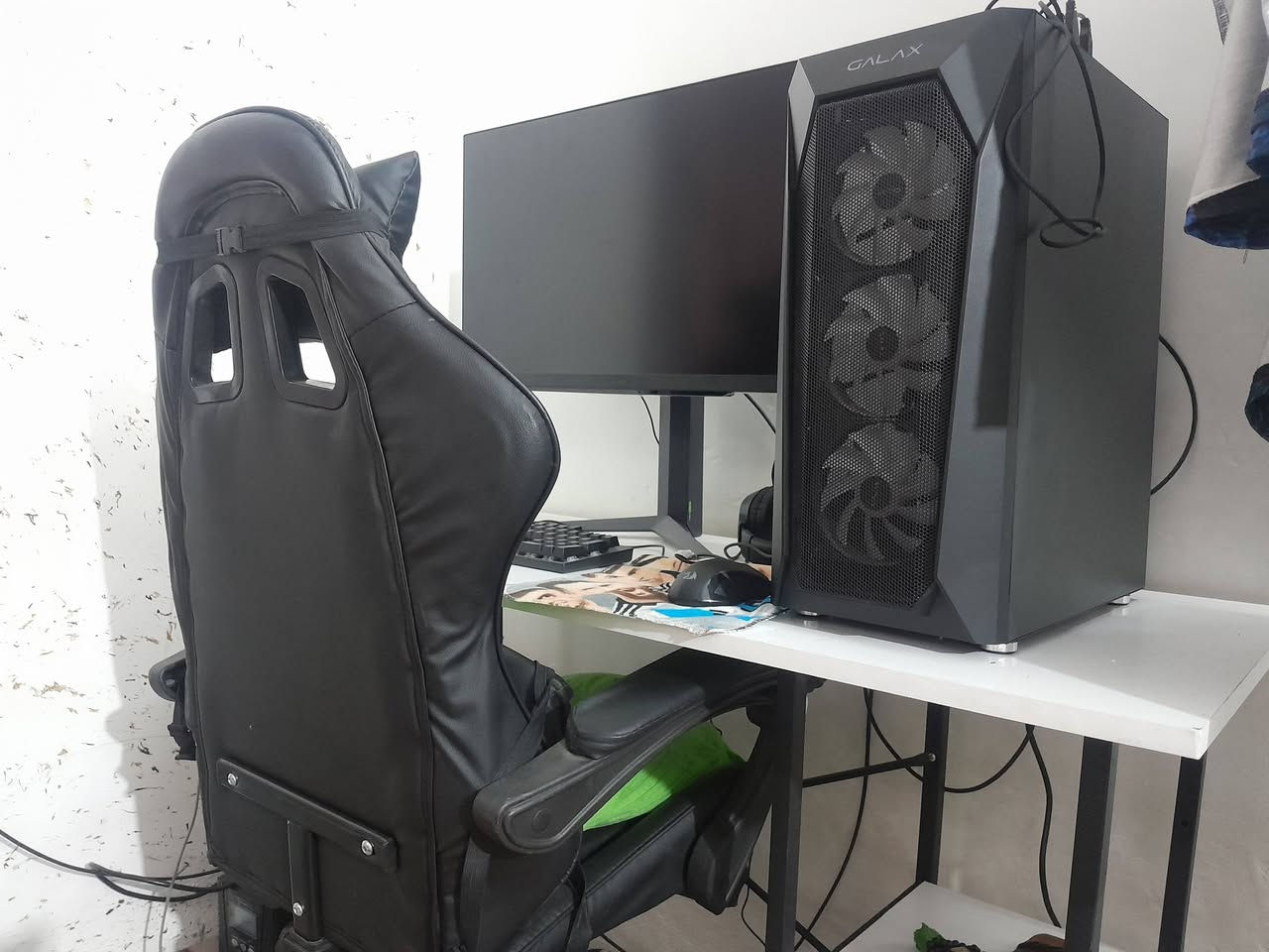 السلام عليكم شباب 
للبيع تجميعه كامله بدون أي نقص 
ملاحظة : ما أبيع قطع 
الكيس : 
CPU : i5 14400f 
GPU : RTX 5060 msi oc gaming 8gb 
RAM : 2×8 = 16gb team group clik black rgb 
M.B : gigabayt b760m 
SSD : 1T nvme m.2 5000 gen4
PSU : 750w 80 plus bronze
CASE : galaxy argb 4 fan black 
COOLER : hyper 212 spectrum v3 
الشاشة : 
Monter: led lg 2k ips ms1 180hz
ميز و كرسي كيمنك من كولدن ستار 

UPS 1kva online  اونلاين 
سماعات خارجية عدد 2 من hellscream
سماعات محيطية  
ماوس و كيبورد 

الله شاهد استعمال قليل كلش بسبب الكهرباء يعني بين يوم ويوم اشغلهة مرة وحدة ساعة ونص تقريباً واطفيهة يعني القطع جديدة وما عليهة اي ضغط

السعر : 2300000 وبيهة مجال راسلني علخاص وتدلل 
مكاني : بغداد / الزعفرانية


**إذا كنت صاحب هذا الإعلان وتريد حذفه لأي سبب، رجاءا أرسل رسالة إلى الدعم الفني**