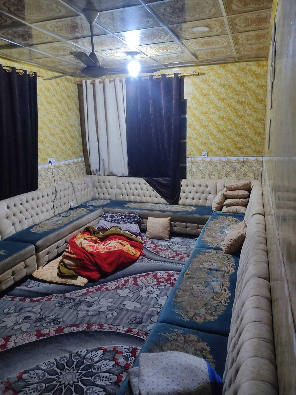 بيت 100م طابقين للبيع في حي الميلاد شارع 20 منطقة
44 الطابق الاول استقبال+غرفة نوم+مطبخ+صاله+حمامين داخلي وخارجي +سقوف ثانويه الطابق الثاني 2 غرفتين نوم+وصاله +بلكونه +صطح+تشاريف السعر
80 بيه مجال الاتصال على هذا
*********** بيه وتساب
ملاحظه قرب المدارس @
