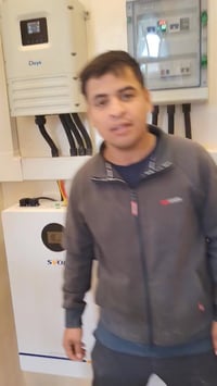 منزل آخر يودع الانقطاع المستمر للتيار الكهربائي حيث تم تجهيز المنزل بم...