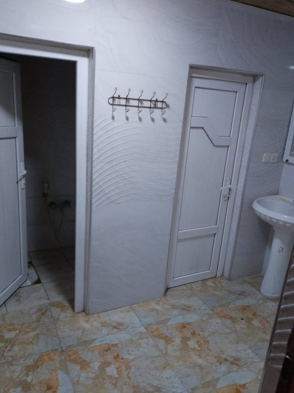 بيت للأيجار حي البكر
ثلاث غرف نوم +هول واستقبال ومطبخ وصحيات  ***********وتساب
