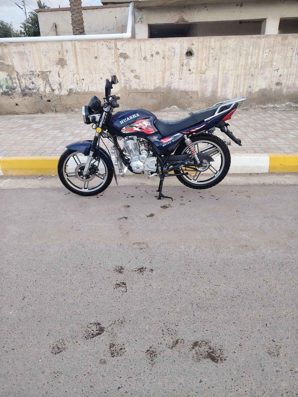 السلام عليكم ورحمة الله وبركاته دراجه للبيع نضيفه مثل ما موضح بلصورة دراجه مكفوله من سرقه و تجي تاخذها من باب البيت و أي مستمسك اني حاضر موديلها 22 سعرها 750 و بيها مجال      ***********
