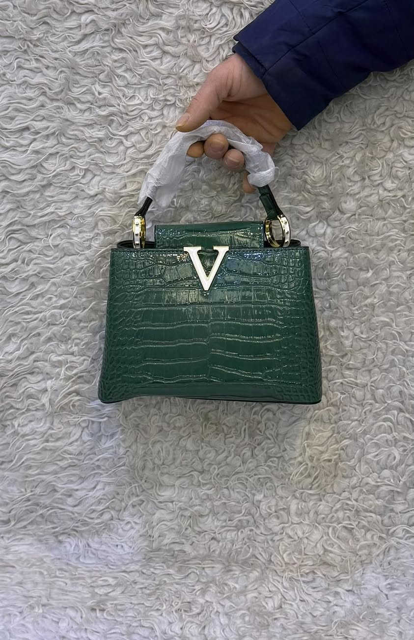 سلاو 😍👋 مرحبا 👋🧡 ANA SHOES 
جبنالكم حقايب نسايً ماركه  موجود 5الوان
العنوان كركوك قادسيه الثانيه بدايه سايدين ابو
 خطاب  توصيل جميع محافظات
الاتصال على هذا الرق***********
