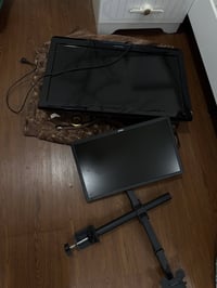 شاشتين وحدة بانسونك ماعرف شنو مواصفاتها نظيفة نظافتها ١٠٠٪؜ والثانية م...