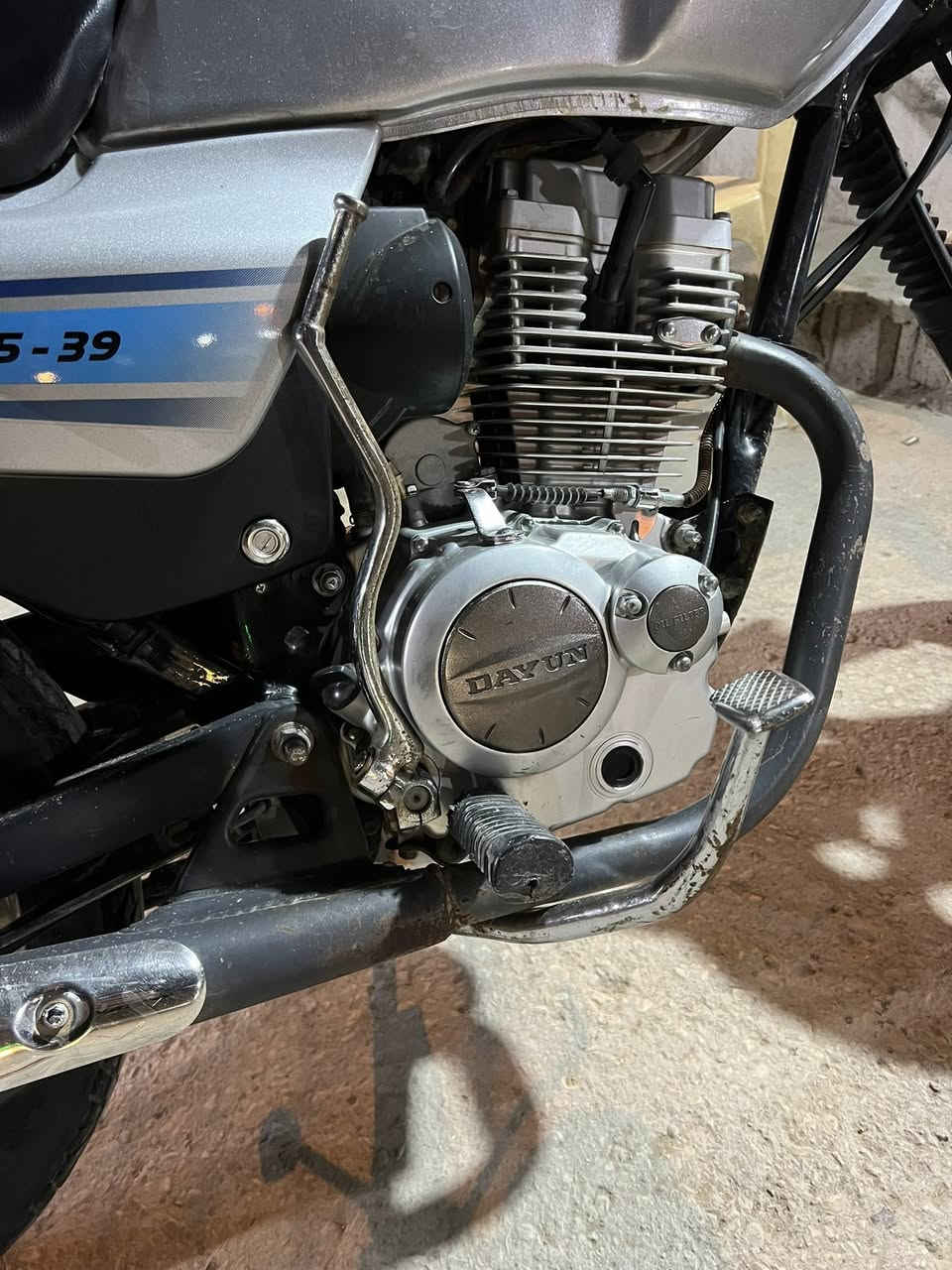 سلام عليكم شباب دايون عضم موديل 21 طالعه بل 22 الدراجه مكفوله كفاله عامه من مكينه وشاصي وكهربائيات شغاله كلها اوراق اصولي الوكيل ثامر خلخال المكان كربلاء المركزيه متواجد عل فيس ايضا رقم الاتصال *********** بي واتساب
