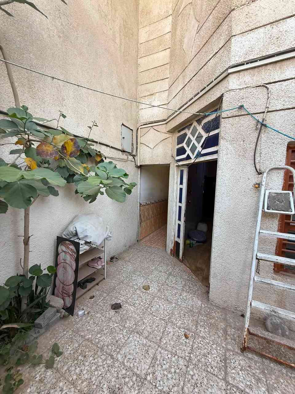 علان . 509 🔥🔥🔥 بيع مستعجل 
بيت في القبله حي القائم 
جدا قريب على الشارع المدارس 
مساحه 100 واجها 5 ونزال 20 
طابقين لاول بلوك ااثاني فرمستون 
3 غرف منام وصاله ومطبخ وصحيات وستقبال وكراج السعر 135وبيه مجال بسيط هـ ***********

