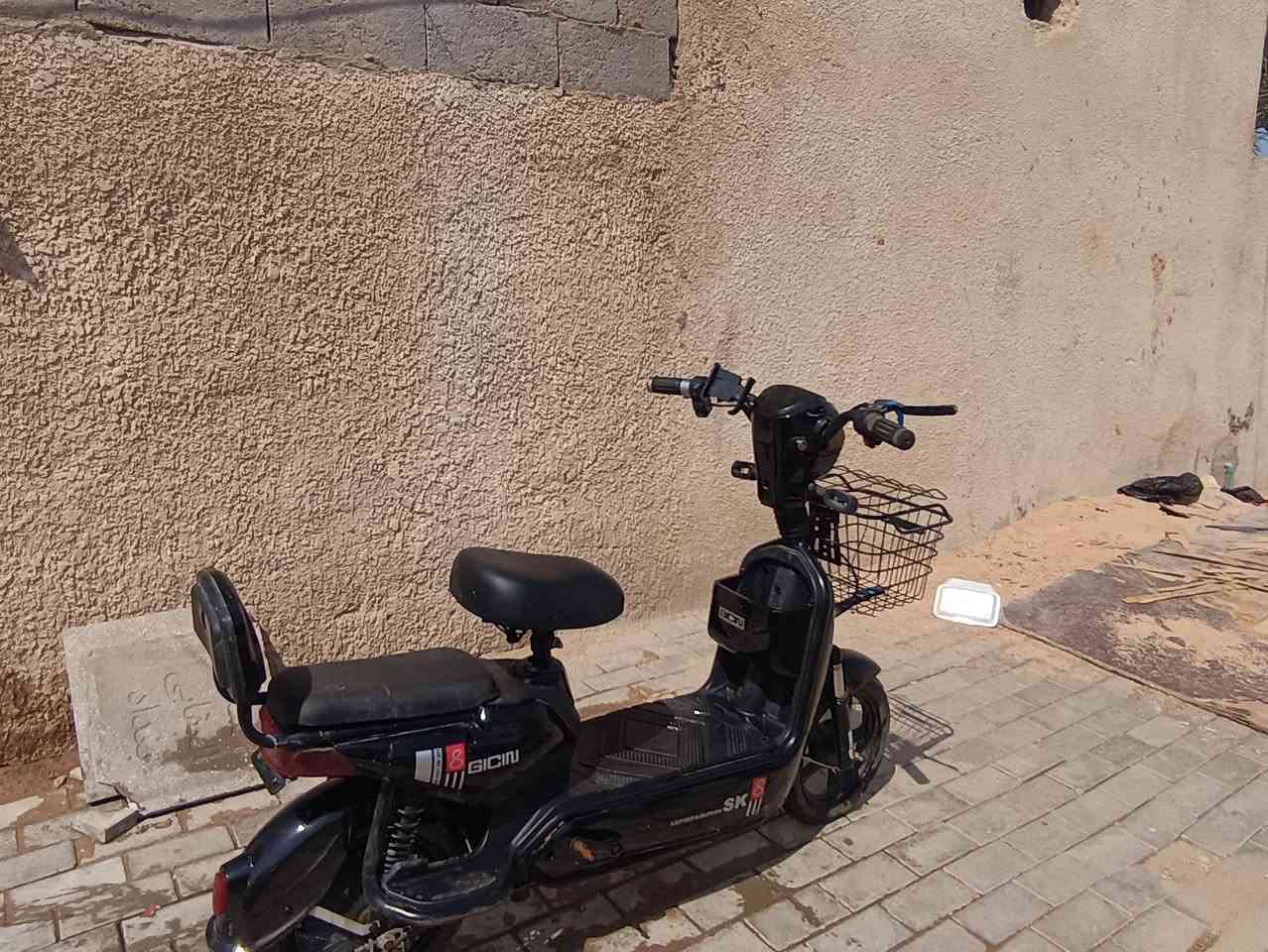 سلام عليكم دراجه شحن للبيع
عوزها بس شاحنه المكان كربلاء الامن اداخي 
اسعر 200الف ***********
