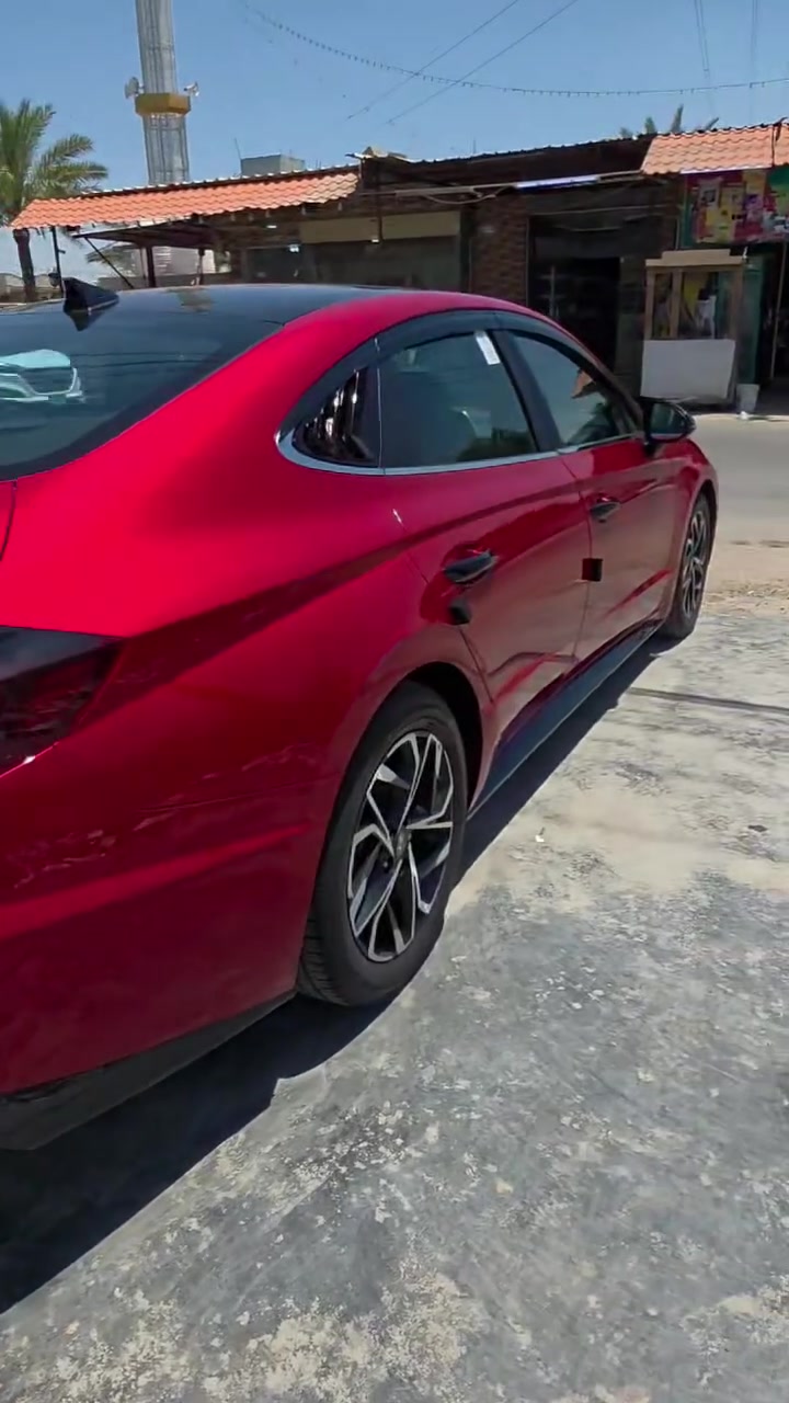 🚗 #للبيع_سوناتا_موديل_23_فول 🚗
هيونداي سوناتا موديل 2023 (وارد أمريكي) - فول مواصفات بحالة ممتازة جداً فول مواصفات.
 ⚙️المحرك والأداء:
 المحرك: 4 سلندر بسعة 2.5 لتر (تنفس طبيعي)، يجمع بين القوة والاقتصادية.
 الإضافات: السيارة عليها تزويد تعديل رياضي مميز يعطيها أداء ومظهر خاص.
 الممشى: 45 ألف فقط (حقيقية).
 الصبغ: قطعتين فقط (دعامية + شبر فوك اللايت).
 الداخل: سليم تماماً وبحالة الشركة (بدون داخل).
 الإيرباك: سليم بالكامل وجاهز (بدون إيرباك
 ✨ أبرز مواصفات الـ (فول مواصفات) لهونداي سوناتا 2023:
 التصميم الخارجي:
 إضاءة أمامية وخلفية Full LED بتصميم السوناتا الرياضي المميز.
 فتحة سقف بانوراما بالكامل.
 رادارات أمامية وجانبية
 (ويلات) ألمنيوم حجم كبير بتصميم رياضي مميز.
 بصمة تشغيل وبصمة أبواب مع ميزة التشغيل عن بعد.
 المقصورة والرفاهية:
 كراسي جلد (فول كهرباء) مع ميزة التدفئة
 شاشة عرض ديجيتال كبيرة (عدادات رقمية بالكامل) تتغير حسب وضعية القيادة.
 شاشة وسطية كبيرة تدعم Apple CarPlay و Android Auto ونظام ملاحة (Navigation).
 نظام صوتي ممتاز (Premium Sound System).
 شاحن لاسلكي ذكي للهواتف.
 أنظمة الأمان والقيادة الذكية:
 نظام القيادة الذاتية الذكي (تحديد مسار والحفاظ على المسار).
 رادار مانع تصادم أمامي وخلفي مع كبح تلقائي عند الطوارئ.
 نظام مراقبة النقاط العمياء في المرايا الجانبية.
 حساسات أمامية وخلفية للمساعدة على الوقوف.
 وضعيات قيادة متعددة (Eco, Comfort, Sport, Smart).
 📌 السيارة جاهزة من كل النواحي، مسرفسة وجاهزة للتحويل.
📞 للاستفسار أو معرفة السعر، يرجى المراسلة على الخاص أو الاتصال على الرقم: [***********]

