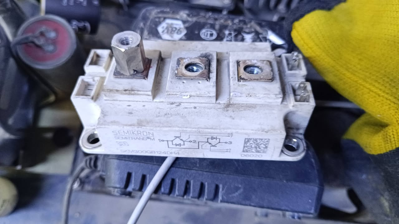 متوفر للبيع اصلي وبسعر مناسب مكان بغداد الباب الشرقي ***********
