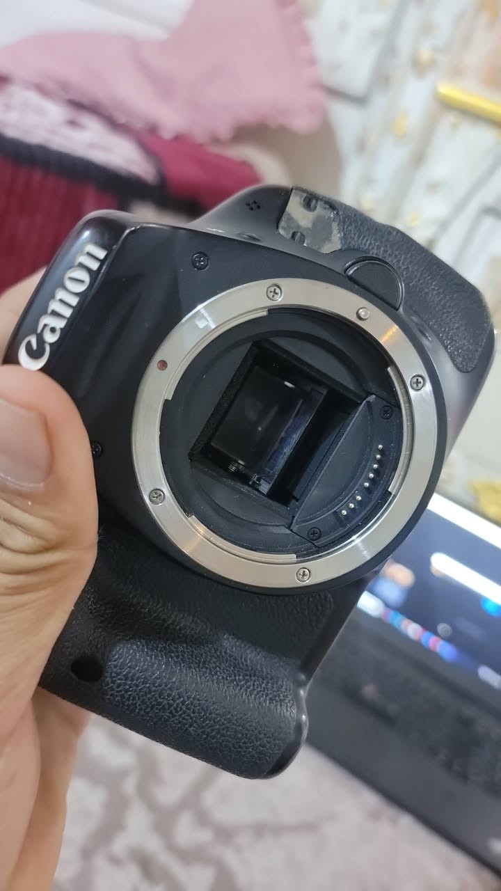 كامره كانون d600
كامره نضيفه كما موضح بلصور 
الكامره شرط الفحص مابيه اي مشكله او خلل كفاله 
بيه زوم 70-300
(الملحقات) 
1-عدسه 70-3000
2-بطارية
3-واير لنقل الصور من الكامره للهاتف
5-رام 16كيكا 
6-جنطه
7-شاحنه بطاريات 
8-حزام لحمل الكامره

*********** السعر 350 وبيه مجال 
البصره توصيل موجود جميع المحافظات
