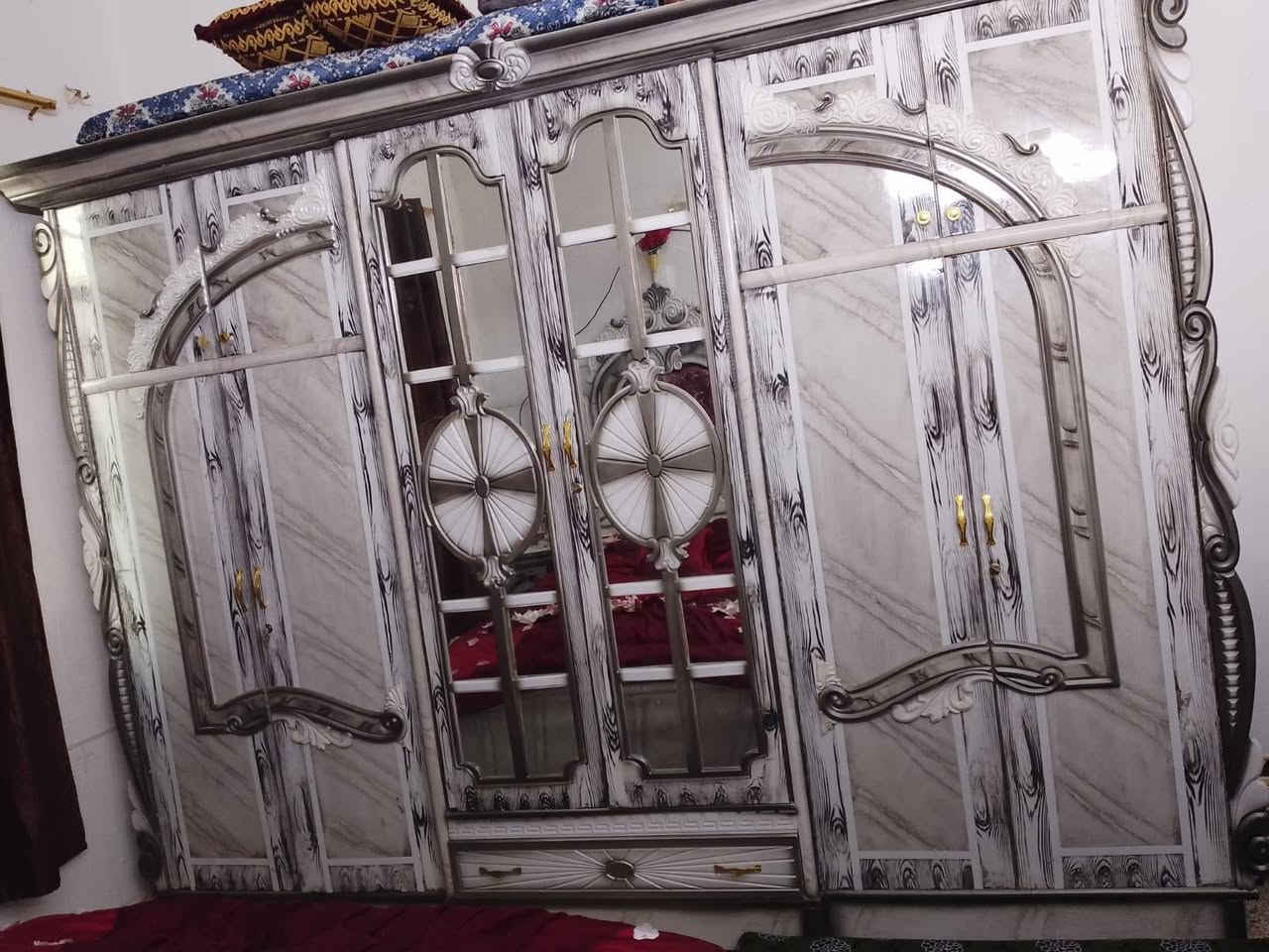 السلام عليكم غرفه للبيع السعر مليونين و200 الشراي هذا رقمي ***********
