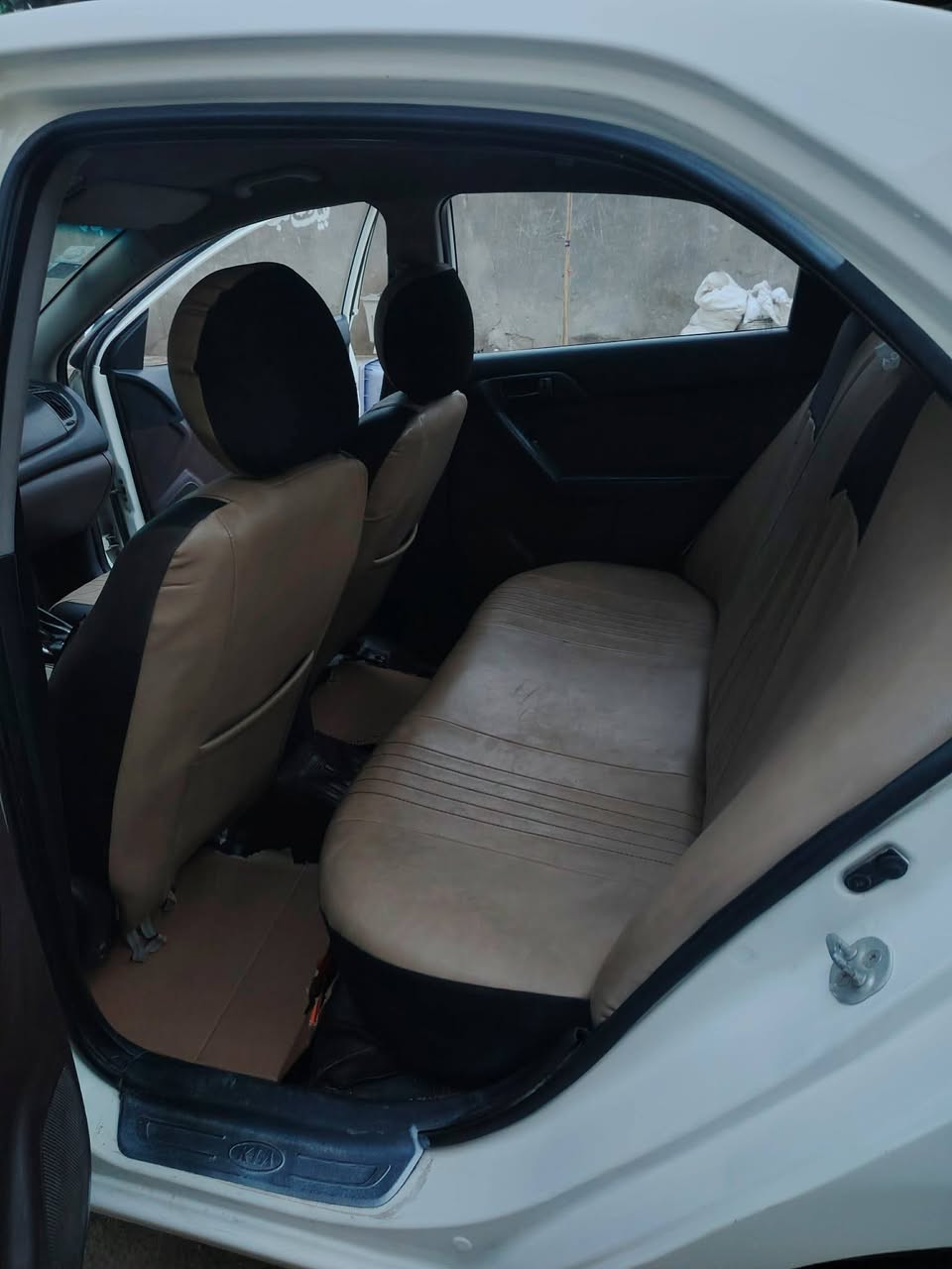 السلام عليكم كيا سيراتو 2012خليجي حادثها جاملغ الأيسر الخلفي وشبر من الجنطه وحداديه جديده و السياره مكفوله من كير مكينه كهربائيات السياره مال جناي عارضها 95وبيعا مجال حك الجيه 
***********
مكان السياره بغداد حي الاعلام
