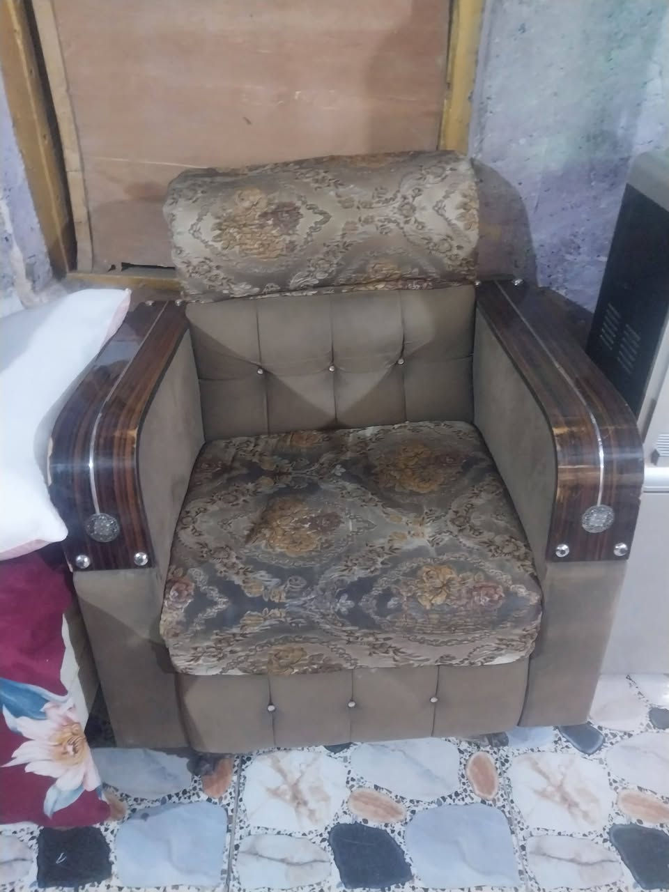 قنفات ١٠ مقاعد سعر ١٥٠ الف *********** بغداد شارع حيفا
