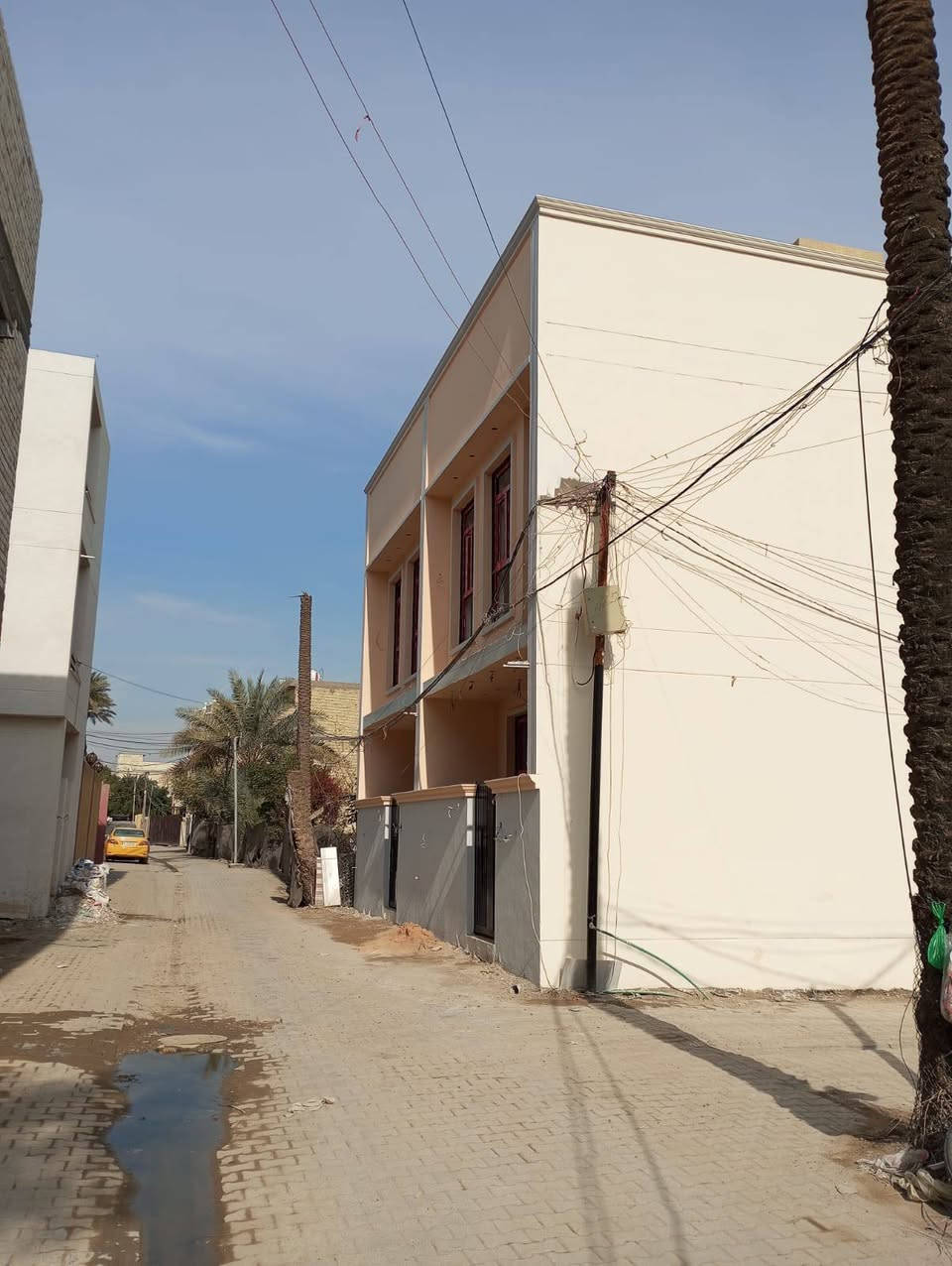 السلام عليكم تعلن شركة الجبوري للعقار والمقاولات العامه عن بيع دار ملك صرف زراعي في منطقة الاسبع ابكار نهاية شارع الهبي دي بناء حديث درجه أولى ركن على فرعين تسليم مفتاح
1 المساحة 58 متررر 
2 الوجه 5 مترررر 
3 النزال 11 متر و75 سانتيم 
4 عرض الشارع 6 متررر كامل الاخدمات مقرنص كهرباء مجاري ماء 
5 السعر 140 مليون وبي مجال 
يتكون من طابقين وبيتونه وسطح 
الطابق الأول طرمه وصاله ومطبخ وحولي وخدمات ومنور 
الطابق الثاني غرفتين نوم وحولي وخدمات وبيتونه وسطح 
عنوان الشركة الكريعات الكويتي شارع حسينية ابي تراب قرب فلكة القرغولي استفسار اتصال على الارقام التاليه 
*********** أبو صكر الجبوري 
***********
