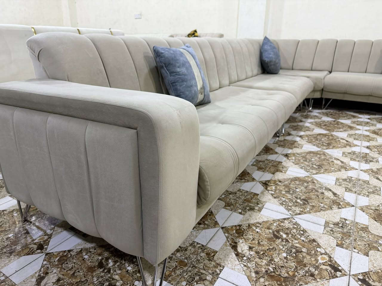 ئةم زاويية ١٠نةفةريية 
بؤفرؤشتن ديزايني توركيية 
بيعيبة لوك لؤكة
ژم***********
شوين كةلار
