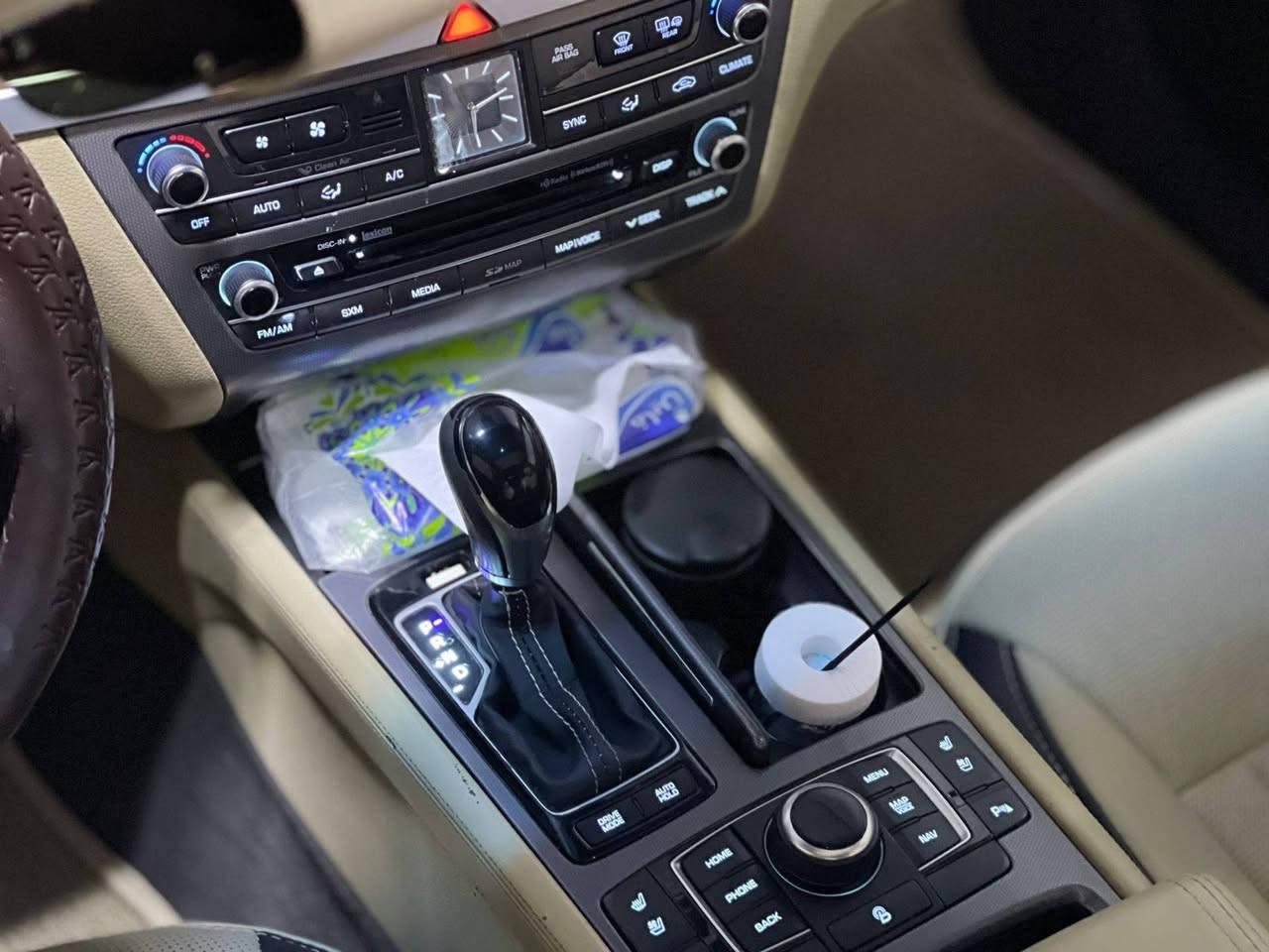 السلام عليكم للبيع والمراوس بعالي تاهو جكسار وغيره جنسزز 2015جي 80 فول فول اعلئ مواصفات لون بني السياره جديده حيل وارد امريكي داخله كلين صور من امريكا معه التقرير بالمنشور وبيه سونار  وهنا صار بيه قطعتين صبغ وبارد بدون دواخل بدون تبديل بنيد وباب الصدر صبغ  فقط عليه ادامه كامله من الدعاميه لدعاميه
السعر ١٦٥ ورقه وبيه مجال رقم اربيل بعده تحت الهزه امداور ثاني يوم راعيه بالنجف والسياره بالنجف*********** متواجد واتساب النجف, العراق
