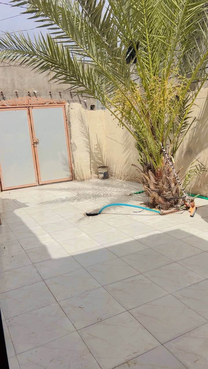 :
🏡 **بيت للبيع في النجف الأشرف - قضاء المشخاب** 🏡
**الموقع:** النجف - قضاء المشخاب - حي المعلمين.
**المساحة:** 200 متر مربع.
**تفاصيل البيت والتقسيم:**
 * 🛏️ غرفتين نوم.
 * 🛋️ صالة واسعة + استقبال مريح للضيوف.
 * 🍳 مطبخ.
 * 🚿 حمامات داخلية وخارجية.
 * 🧱 **نوع البناء:** بلوك.
**المميزات والخدمات:**
 * ⚡💧 جميع الخدمات متوفرة بالكامل (ماء، كهرباء، وغيرها).
💰 **السعر:** 40 مليون دينار (وبيه مجال للشراي القاصد).
📞 **للاستفسار والتواصل:**
يرجى الاتصال على الرقم: ***************
