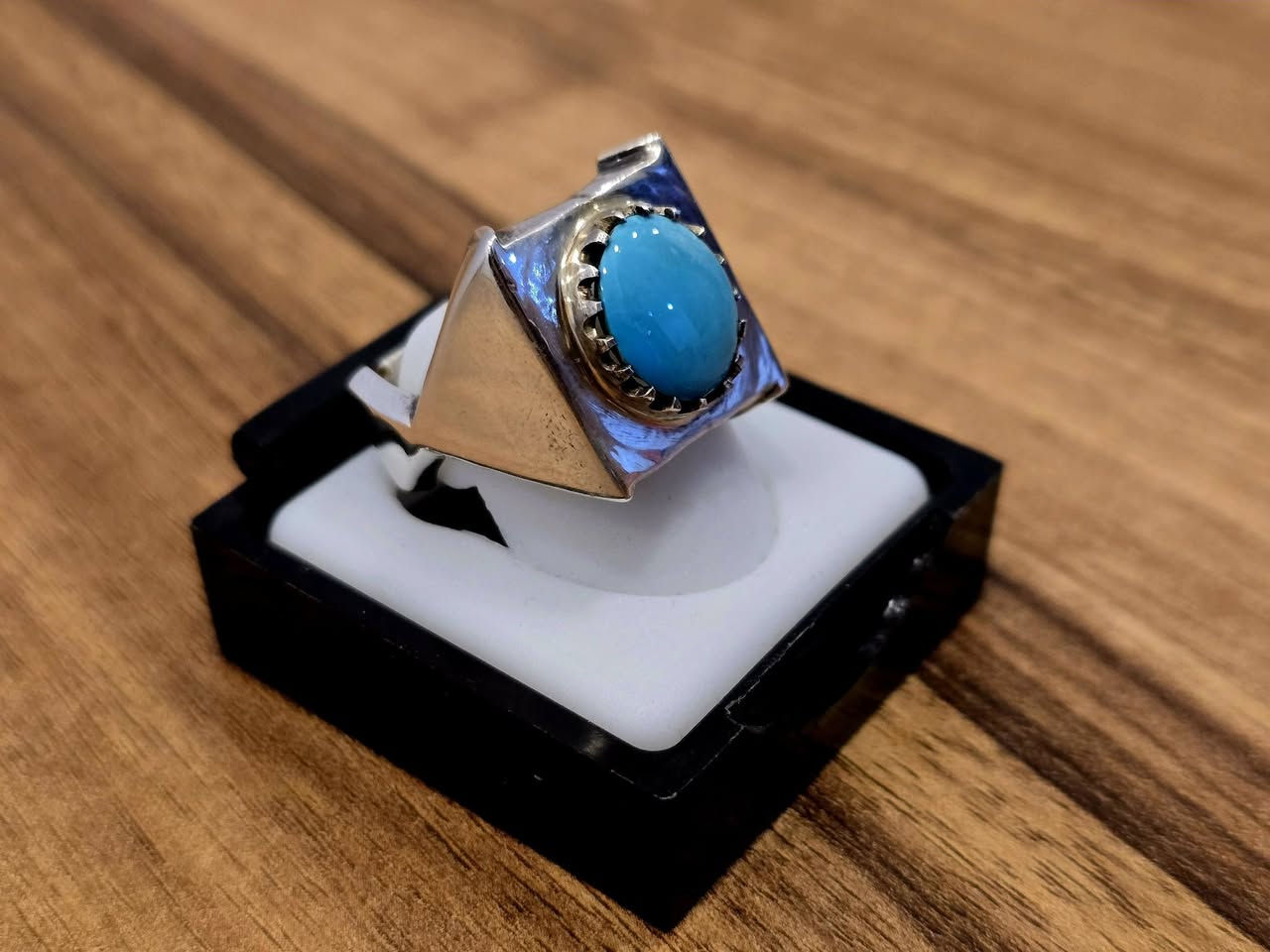 نيشابوري ازرق انتيك لبة اصل وبالضمان
سعر ٤٠٠الف يوجد توصيل لكل انحاء العالم


**إذا كنت صاحب هذا الإعلان وتريد حذفه لأي سبب، رجاءا أرسل رسالة إلى الدعم الفني**