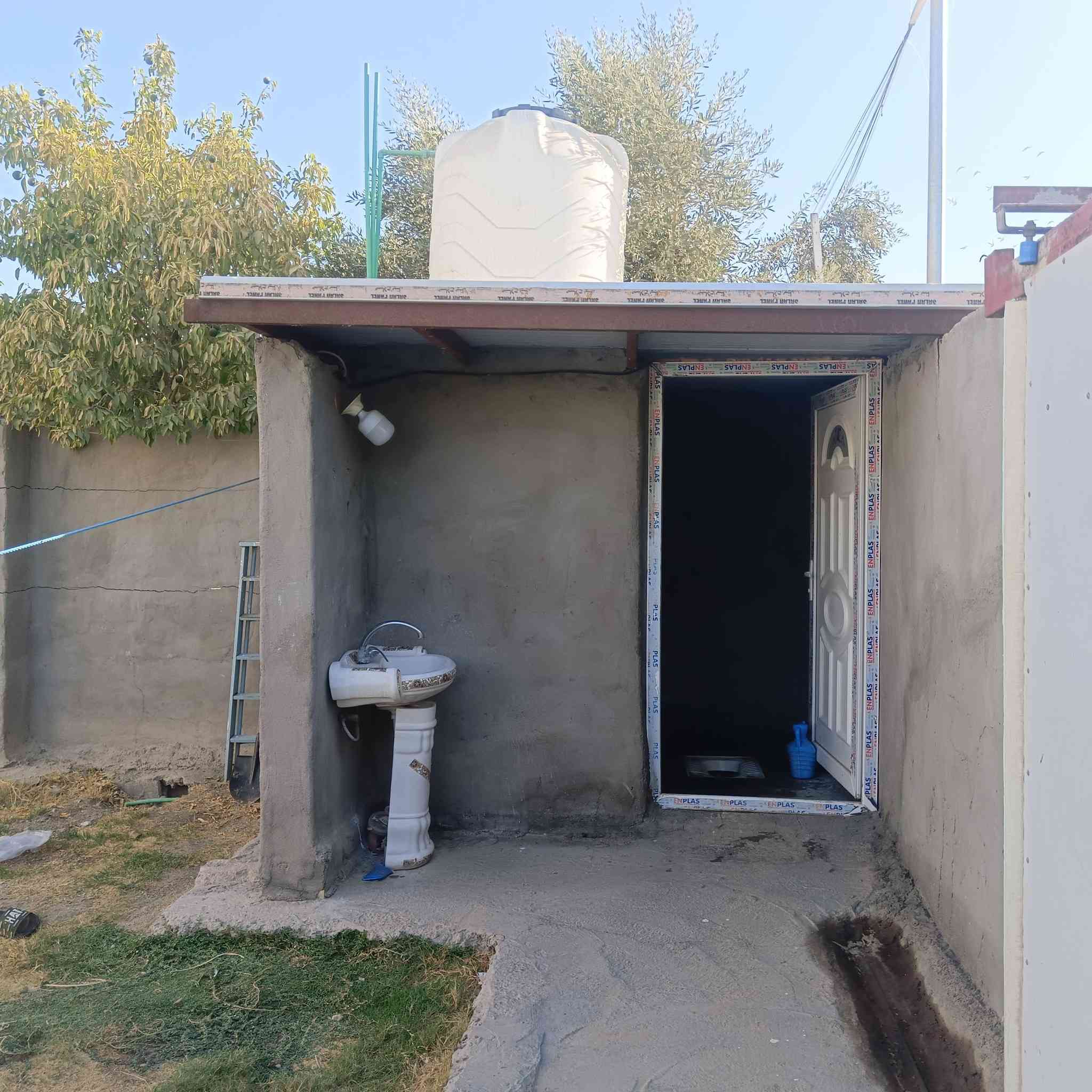 السلام عليكم دار للبيع مساحه 200 متر
مكان سده الهنديه جهت الجدول شارع حي تومان قرب 

المولده. تفاصيل. استقبال +مطبخ حار+ بارد +صاله +غرفه نوم1 + صحيات وحمام خارجي+ كراج +حديقه 

السعر39وبي مجال. 

نوع العقار زراعي عقد محكمه 

الاستفسار ***********
