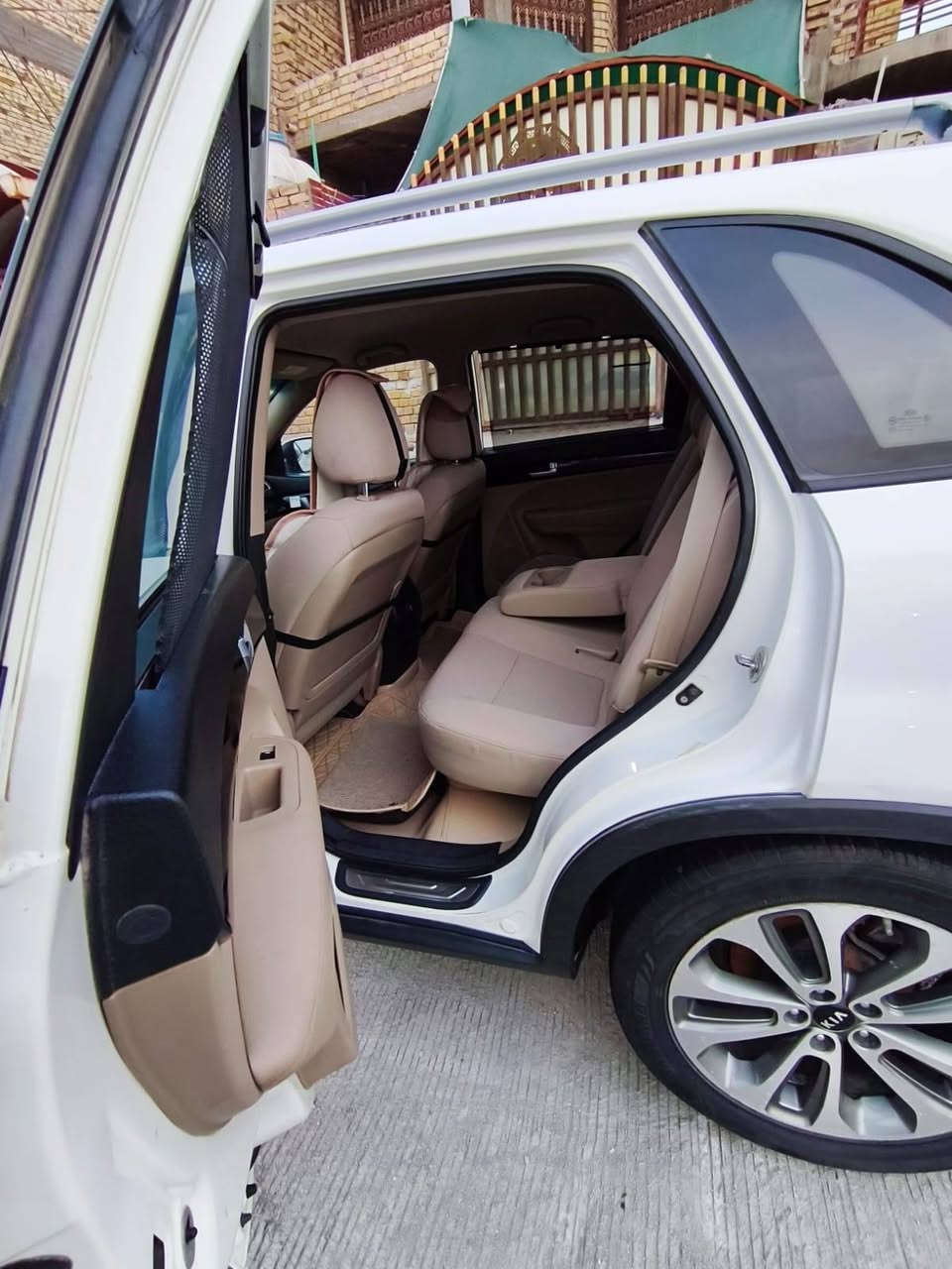 السلام عليكم ورحمة الله 
سورنتو ١٤ خليجي مكفولة من الضربة والصبغ والتبديل بيها بارد جدا بسيط وممبين اصلا..  فول مواصفات بصمة تشتغيل + بصمة ابواب + بصمة جنطة ثلاث قطع تبريد تبريدها ماشاء الله ثلج ويل كروم تحكم ستيرن اشارة بالمري الجانبية + مري شفط اشارة ترحيب  حساسات امامية وخلفية كامرة . محرك ٤ سلندر السيارة عليها ادامة من الدعامية للدعامية حدادية كاملة دبلات امامية خلفية هنه وقواعدهن بوش امامية وخلفية + البوش الزيتية روس ارواط طوب شموع ذرعان ولاستيك رباط كله جديد وكالة اضافة الى ادامة منظومة الاحتراق فلتر و فيت بم اصليات بلكات اصليات من شركة كيا واشر قبق ولفات فلاتر جدد تخم تاير جديد ماصار شهر من شديته باتري جديد السيارة جاهزة من كل شي ترايها لدهوك كير محرك مكفولات رقم انكليزي سنوية مجددة قبل شهر لغاية ٢٠٣١ السعر المطلوب ١٧٠ وبيها مجال
***********
***********
ملاحظة بيها ٦ رصعات حالوب خفيفات ممبينات بس يطلعن بالسونار مكان السيارة ديوانية المركز
