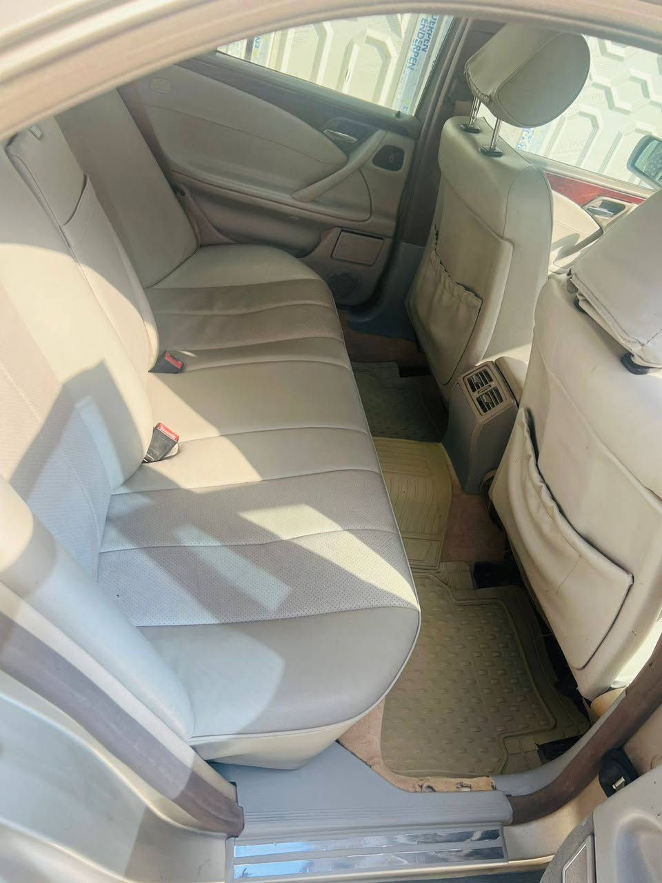 السلام عليكم مارسدس ام عيون موديل 99 وارد الماني محرك خراطيم 320 صبغ عام غرفه جلد رصاصي محرك كير بحاله جيدة سيارة حلوة وجاهزة من كلشي سعر85$ للاستفسار ***********
