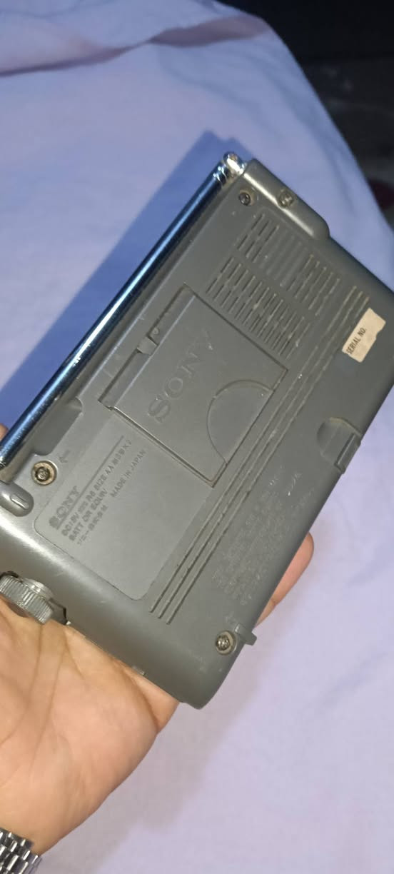 من اروع و اجمل الأجهزة التى قدمتها شركة Sony اليابانية في عالم الراديوهات

راديو جيب  ياباني متعدد الموجات ماركة SONY 
موديل SONY ICF SW11

               (((( صنع في اليابان ))))
حالته ممتازه جدا كأنه جديد زيرووووو 

12بند  متعدد الموجات FM / AM /  LW / SW1---9

صوته جبار و عالي جدا و إشارته ممتازة و قوية جدا جدا 
كل الموجات و الإذاعات يلتقطها بامتياز و جودة صوت روووووعة 

يعمل بكفاءة عالية جداً بالادابتور او الحجارة 

مزود ب اريال تلسكوبي رهيب فى التقاط الإشارة 
و مزود ب مسند خلفي صغير 

له القدرة على استقبال أكثر من 30 ألف محطة إذاعية قصيرة و  دولية فى المناطق الساحلية المفتوحة 
يعمل بكفاءة عالية جداً 

قوي جدا فى السحب و استقبال الإشارة  لكل الموجات الإذاعية المحلية و الدولية 

ضع سعر مناسب للبند  و الله يباركلك فيه 

لجدية الحجز  و تأكيد الشراء يرجي التواصل على الخاص 
بصورة  البند و رقم تليفونك و السعر الذي تراه مناسباً و التسليم في وسط البلد بالقاهرة 
ملحوظة هامة :-
(متوفر شحن لكل المحافظات مقابل دفع قيمة البند مسبقا)


**إذا كنت صاحب هذا الإعلان وتريد حذفه لأي سبب، رجاءا أرسل رسالة إلى الدعم الفني**
