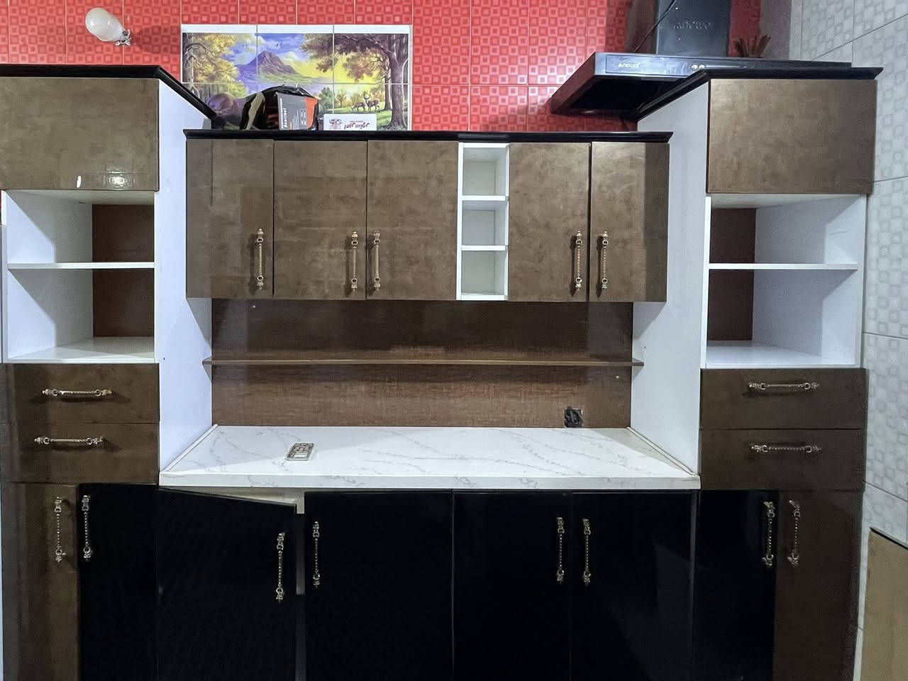 سلام عليكم
كاونتر نضيف جدا استعمال قليل خشب mdf نرمايد هادروليك مرمر 

قياسه 250 سم 
سعره 400 وبي مجال 

عنوان بغداد الشعب 
***********
