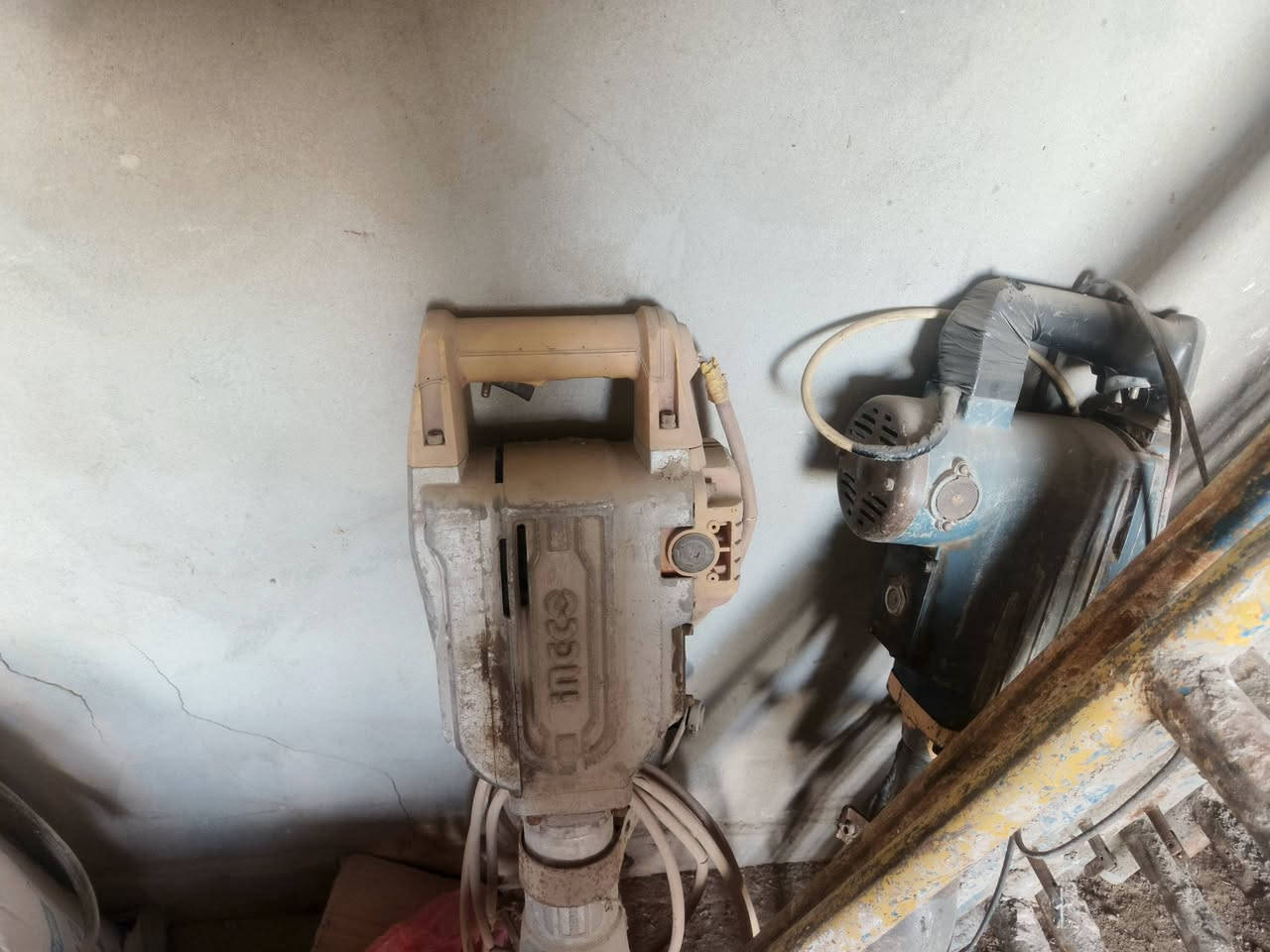 سلام عليكم سكله البيع    طزل متر ونص عدد ٤٠طزل مترين٢٠طزل مترين ونص ١٠وطزل ٣متر ودوس ٤٣دوسه وتركيب ٢٠ وبراميل ١٤برميل وعرباين ١٠ درين حجم كبير اثنين وحجم صغير واحد وكوسره حجم صغير  مكاني بالديوانيه الحمزه الشرقي لاتصال ***********
