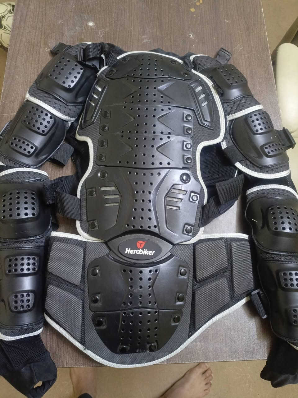 سلام عليكم
درع مستعمل نظافة 90٪  مابي اي خدوش مثل ماموضح بالصورة حجم درع (S) قيم واخذ رقم موبايل ***********
