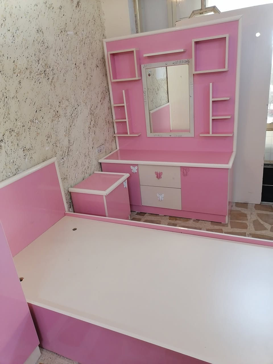 غرفه بناتي سرير عدد 2 كنتور عدد 2 كومدي عدد 2 مع ميز توليت عنوان زانكو99 تلفون اتصال واتساب فايبر ***********
