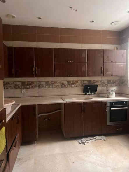 �✨ 
إعــلان تــأجــيــر شــقــة ســكــنــيــة
 ✨🏢

شقة مميزة للإيجار – فقط للعوائل أو بنات موظفات أو طالبات
📐 
المواصفات:

 • المساحة: 150 متر
 • الطابق: الثاني
 • البناء: حديث جداً
 • البناية تحتوي على 3 شقق فقط (شقة واحدة في كل طابق)
 •  بلكون واسع + 3 مناور للتهوية والإضاءة الطبيعية
 • تشطيب عصري ونظيف
مؤثث مطبخ كامل 
📍 
الموقع:

📌 المنصور – قرب مول بابلون
موقع راقٍ جداً وقريب من الخدمات والمطاعم والمراكز التجارية والمواصلات.

💰 
سعر الإيجار:

🔹 850,000 دينار شهرياً
📞 
للاستفسار والحجز:

رقم الهاتف:***********
