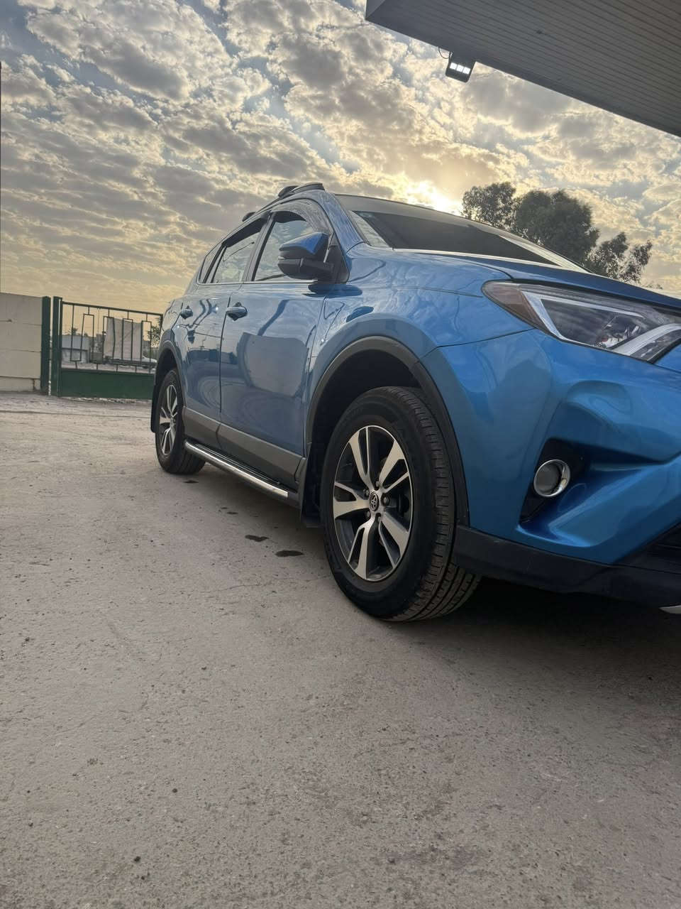 السلام عليكم موديل 18 حادث خفيف من الامام بدون لغود وشواصي صبغ فقط بذون تبديل وبيها بابتين اليمين صبغ اثر شخوط منزل الفديو قبل الصبغ السعر 155 بيع مستعجل 
***********
