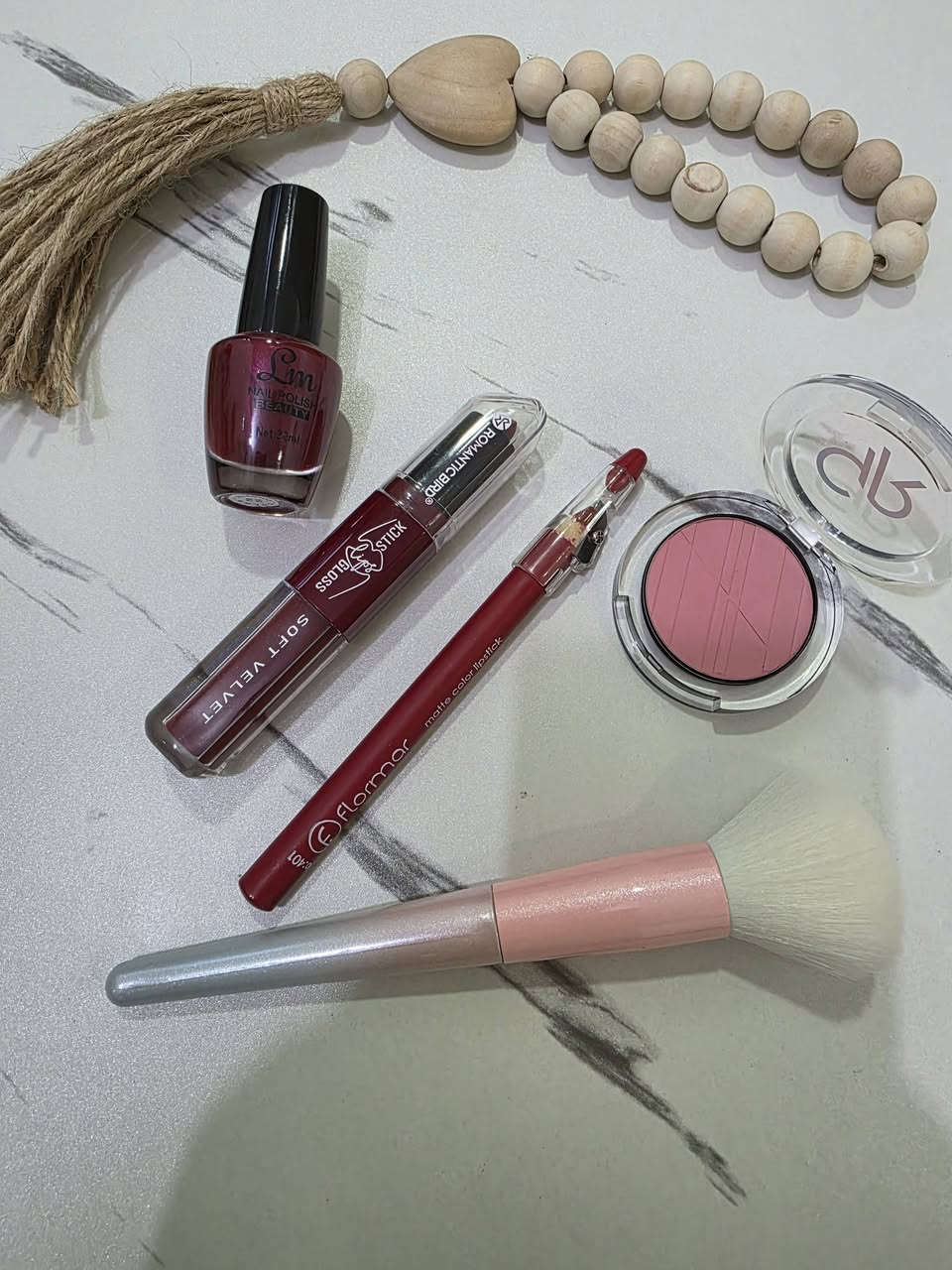 طقم مكياج ناعم بألوان دافئة ولمسة أنثوية 💄✨
يضم روج سائل بلمعة جذابة، قلم تحديد لشفايف محددة بدقة، بلاشر وردي يعطي إشراقة طبيعية، مع فرشة ناعمة لتوزيع مثالي… كلشي تحتاجيه للوك يومي أنيق وبسيط 🤍
#مكياج #جمال #روج #بلاشر #ميكب #اطلالة_ناعمة #ميكب_يومي #بنات #تجميل #عناية #فرش_مكياج #شفايف


**إذا كنت صاحب هذا الإعلان وتريد حذفه لأي سبب، رجاءا أرسل رسالة إلى الدعم الفني**