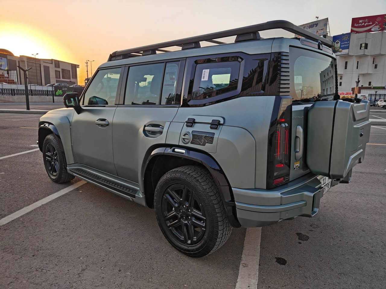 ⁨ ⁨ ⁨ ⁨ ⁨ جیتور T2 2.0L LUXURY PLUS ( Star Guard Edition)
*اصدار مميز و محدود من جيتور حارس النجوم 
اللون كرين مات 
لون جدا انيق 
يلفت الانتباه  
ويسر  الناظرين 
 
الموديل: 2026 (خليجي)
العداد: 3 الالف كلم فقط فقط 

المحرك: 4 أسطوانات 2.0L تيربو 254 حصان حقن مباشر
عزم الدوران (نيوتن-م): 390
ناقل الحركة: اوتوماتيكي من 8 سرعات AT وليس cvt
و7نمر بالموظؤلات السابقه 
نظام الدفع: نظام دفع رباعي متطور من BorgWarner
استهلاك الوقود: 8.83 لتر لكل 100 كم

الضمان الأساسي: 6 سنوات وعداد كيلومترات مفتوح
ضمان المحرك: 10 سنوات او 1،000،000 كم (أيهما اولاً / للمالك الأول)

المواصفات:
* فتحة سقف بانوراما 1.1م
* إطارات قياس 20 إنچ
* الشباك الامامي مع شعار جيتور المضاء ب LED
*عروض ضوئية وموسيقية استعراضية متعددة
*مثبت سرعة مع رادار تفاعلي
*نظام القيادة شبه الذاتية
*نظام الكبح التلقائي في حالة الطوارئ
*نظام تحذير الاصطدام الامامي والخلفي
*كاميرات محيطية 540 درجة
*حساسات أمامية وخلفية
*نقطة عمياء
* نظام تحذير مغادرة المسار
* نظام المساعدة للبقاء في المسار
* شاشة التحكم بقياس 15.6 إنچ
* شاشة القيادة بقياس 10.25 إنچ
*نظام صوتي متطور 12 سماعة من Sony
* نظام أبل كاربلاي وأندرويد أوتو لاسلكي
* نظام اوامر و تحكم صوتي
*مقصورة الركاب من الجلد الفاخر والكنتارا
*مقعد السائق والراكب كهربائي
* مقعد السائق مساج
*مقاعد السائق والراكب مبردة و مدفاءة
*مقاعد السائق والراكب ذاكرة
*إنارة ترحيبية مع إنارة محيطية متعددة الالوان
*عتبات الأبواب مضيئة
*مصابيح أمامية وخلفية أوتوماتيكية LED مع مصابيح نهارية
*نظام التكيف التلقائي مع الضوء القريب والبعيد
*نظام تقليل الضجيج النشط مع زجاح مزدوج
*المرايا الجانبية قابلة للطي كهربائياً ومدفئة
* دخول ذكي (بصمة)
*تشغيل عن بعد
*شاحن هاتف لاسلكي سريع
* نظام تنقية الهواء PM2.5 وفلتر N95
* مسند الذراع الوسطي مع ثلاجة
*وسائد هوائية امامية و جانبية عدد 6
* ماسحات الزجاج الأمامي مع حساس للمطر

للاتصال ***********
