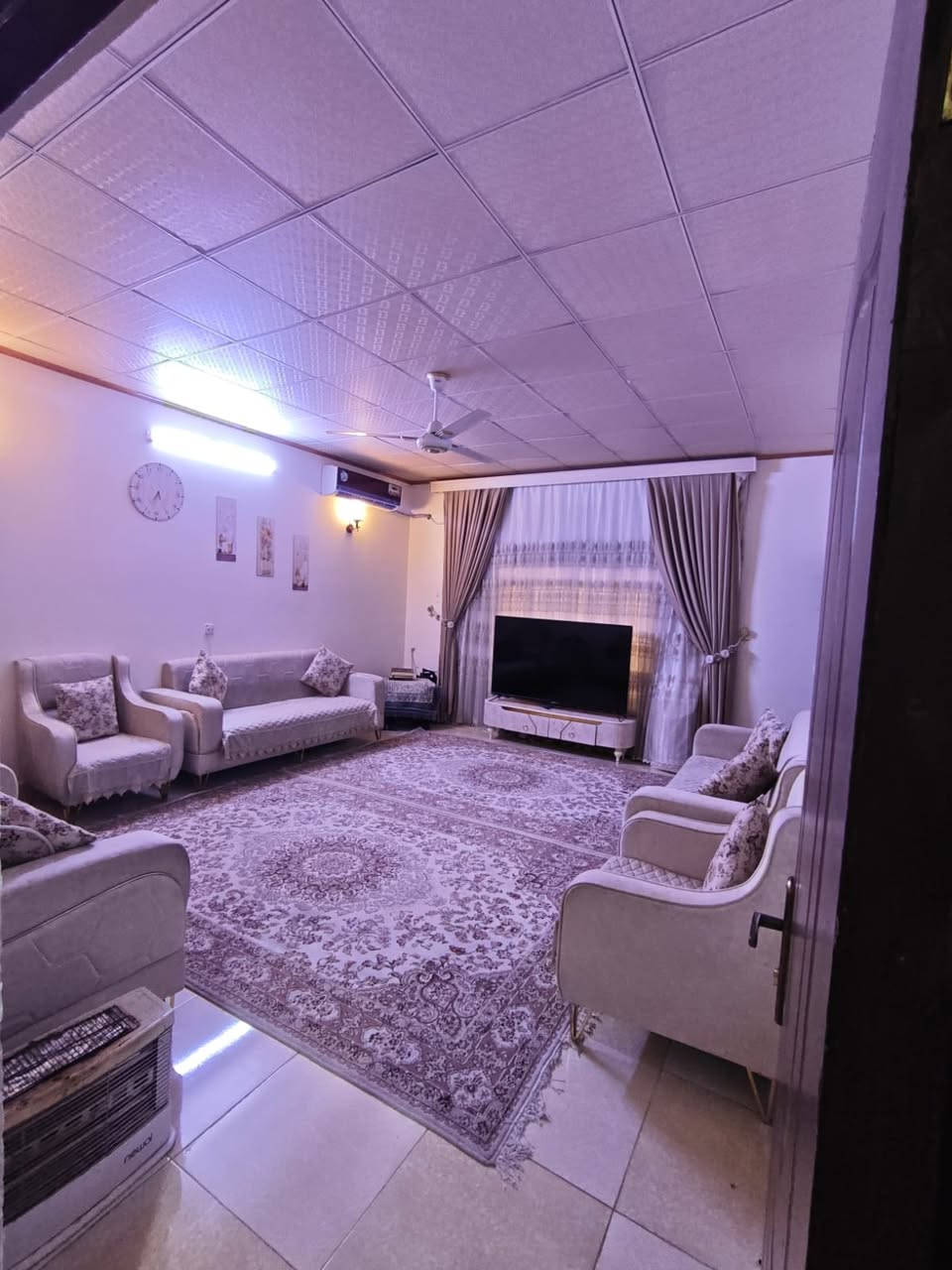 🏘🏘بيت للبيع / ديالى خانقين / رابرين على شارع العام قرب صورة الشهيد حسين منصور 
مساحة 200 متر واجهة 10 والنزال 20 
طابق واحد 
2 غرفة نوم واستقبال وصالة داخلية ومطبخ ومجمع صحيات وبيتونة وحديقة وكراج سيارة 

السعر / 68 مليون بي مجال بسيط 

للأستفسار اكثر اتصال بالارقام فقط 
***********
***********
مكتب فريا موفق للعقار
