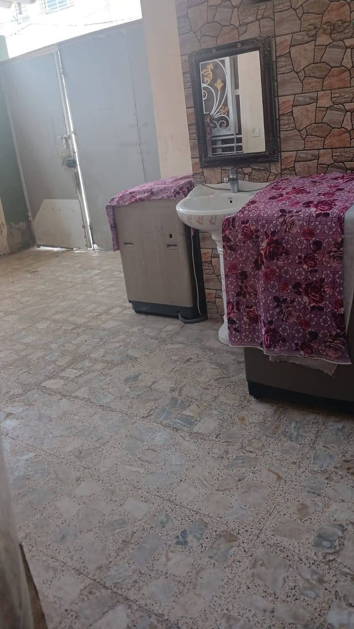 للبيع حي الجمعيه مساحه ١٣٠ متر شارع ١٠م
غرفه وصاله ومطبخ واستقبال وصحيات صب الطابق الثاني غرفه وصاله شيلمان @
***********
