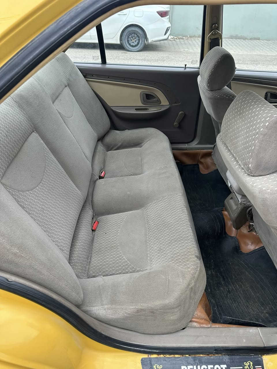 السلام عليكم 
المحرك بس كازكيت مبدلين كامل 
كير قبل اسبوع شديته جديد مو مستعمل او باله ( جديد ) 
الحدادية سليمه ما بيها اي شي 
تخم تاير جديد مع السبير 
تبريد شغال مابي اي مشكلة
الهيئة والغرامات تصفر من تداور وعليه وذني كلهن 
سستم صوت جديدة 
باتري جديد 
منظومة بريك كاملة 

بيها ضربه جاملغ صوب السايق معمر شركة 

السعر : 38 ورقة وبيها مجال
مكاني : النجف الاشرف 
رقم التلفون : ***********
