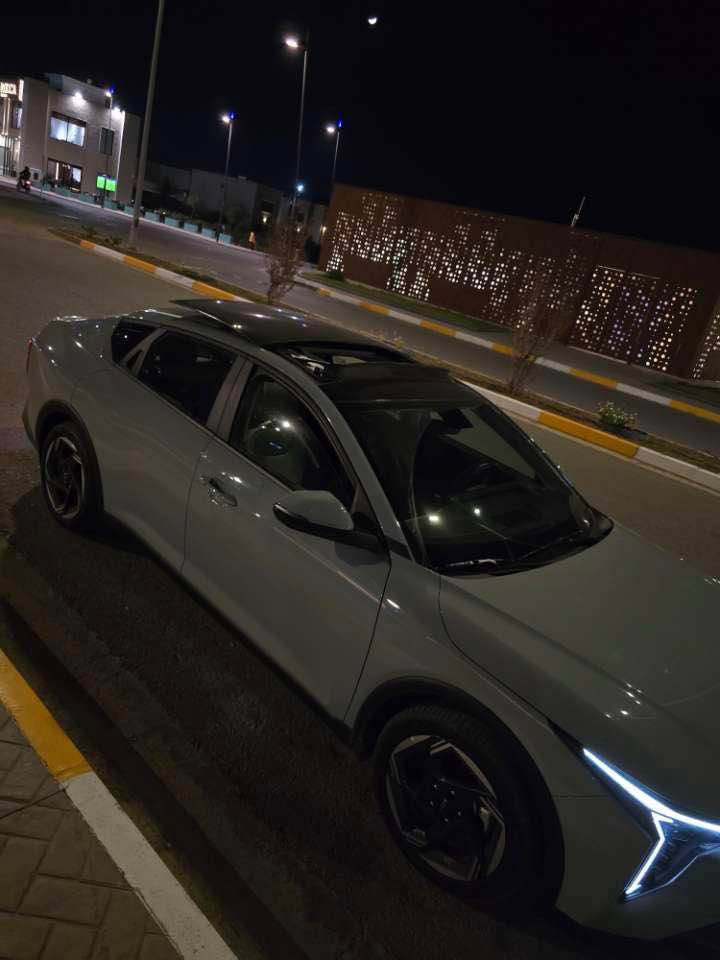 K4 2025 🔥
خليجي فول موصفات high griond
ماشية فقط 5الاف كيلو
محرك 2.0 لتر 4 سلندر (دوش/بنزين).

قوة مناسبة للاستخدام اليومي مع استهلاك وقود اقتصادي.

ناقل حركة أوتوماتيك ناعم بالتبديل.

نظام دفع أمامي FWD.

🛋️ الداخلية والتجهيزات

مقصورة واسعة ومريحة بخامات جيدة.

شاشة ترفيه وسطية 

تكييف قوي مناسب للجو الحار.

مقاعد مريحة لخمسة ركاب.

نظام دخول وتشغيل 

⭐ السلامة

وسائد هوائية أمامية + جانبية 

مانع انزلاق ABS.

نظام ثبات إلكتروني.

حساسات خلفية أو أمامية .
📐 الشكل الخارجي
تصميم جديد وعصري بخطوط رياضية.

إضاءة أمامية LED في بعض الفئات.

جنوط (18). 
مكان السياره اربيل
*********** أربيل, العراق
