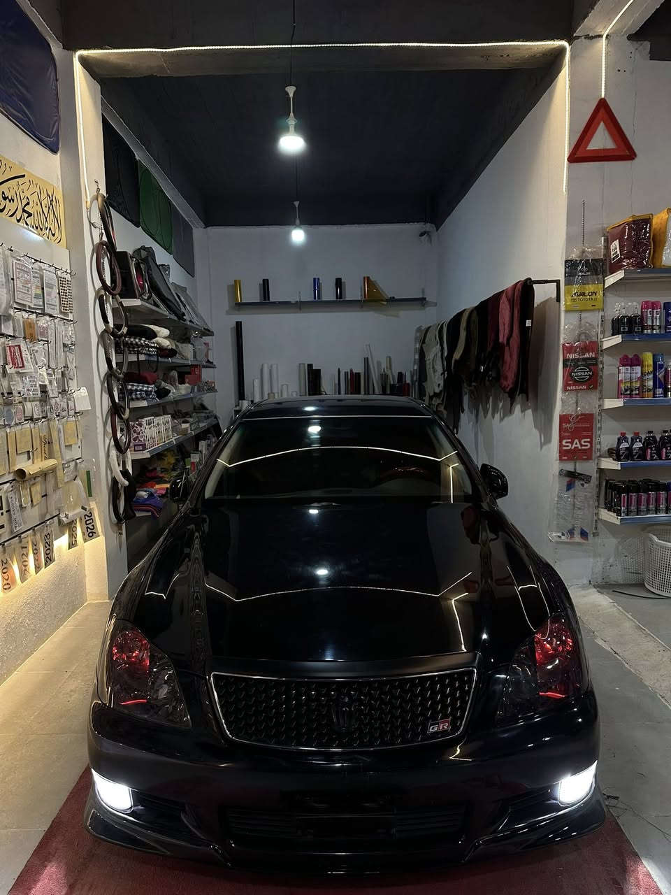 شاهینە 184 موس موس
‎جلد 
‎هیتەر 
‎ساج سور 
‎ئاوێنە شەفت و هیتەر
‎کوشن کارەبا و سوکان کارەبا 
‎بێ سلایت 
‎دینگەی ستیل 
‎دەبلی دایسی لەسەرە
‎سالانسای سپۆرتی لە سەرە
‎تایای تازەی بۆ بەستراوە 
‎رۆنی گێڕو مەکینە گۆڕدراوە
‎داژبوڵی ڕەقەم یەک جوانە
‎گێڕ و مەکینەی لۆک لۆکە 
‎سەیارەکە زۆر زۆر جوانە
‎بێ دوکەڵە 
‎زۆر بەقوەتە
‎بێ عەیب و عارە 
‎دینارێ مەسرەفی تیا نیە
‎مشتەری نیت رەحمەتت لێبێ با سەری یەک نەیەشێنین 
‎69$ و مەجال
‎ شوێن پیرەمەگرون
‎ژ.م ***********
