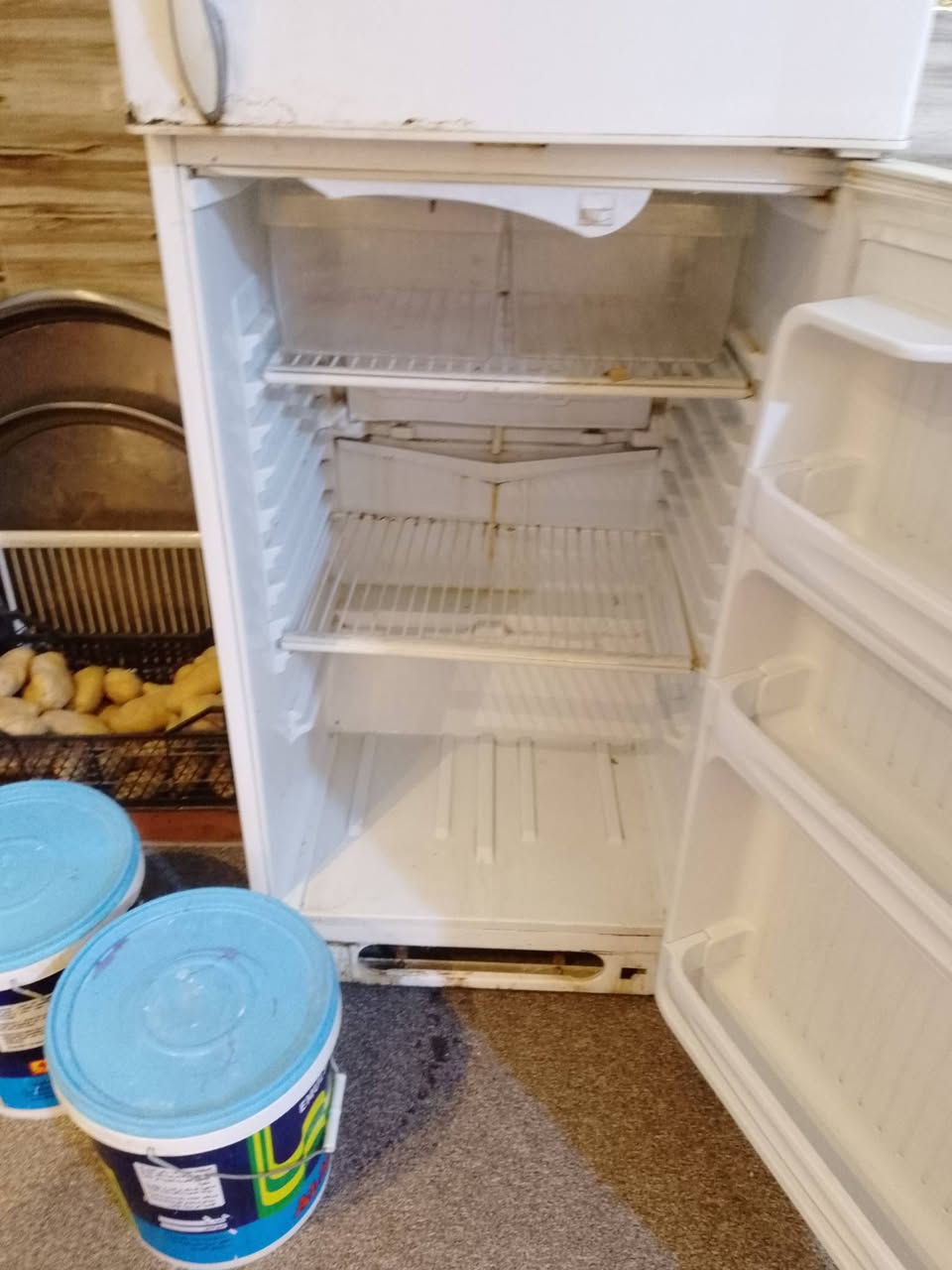 سلام عليكم عندي هاي ثلاجه لبيع نظيفة سعره 150 ***********
