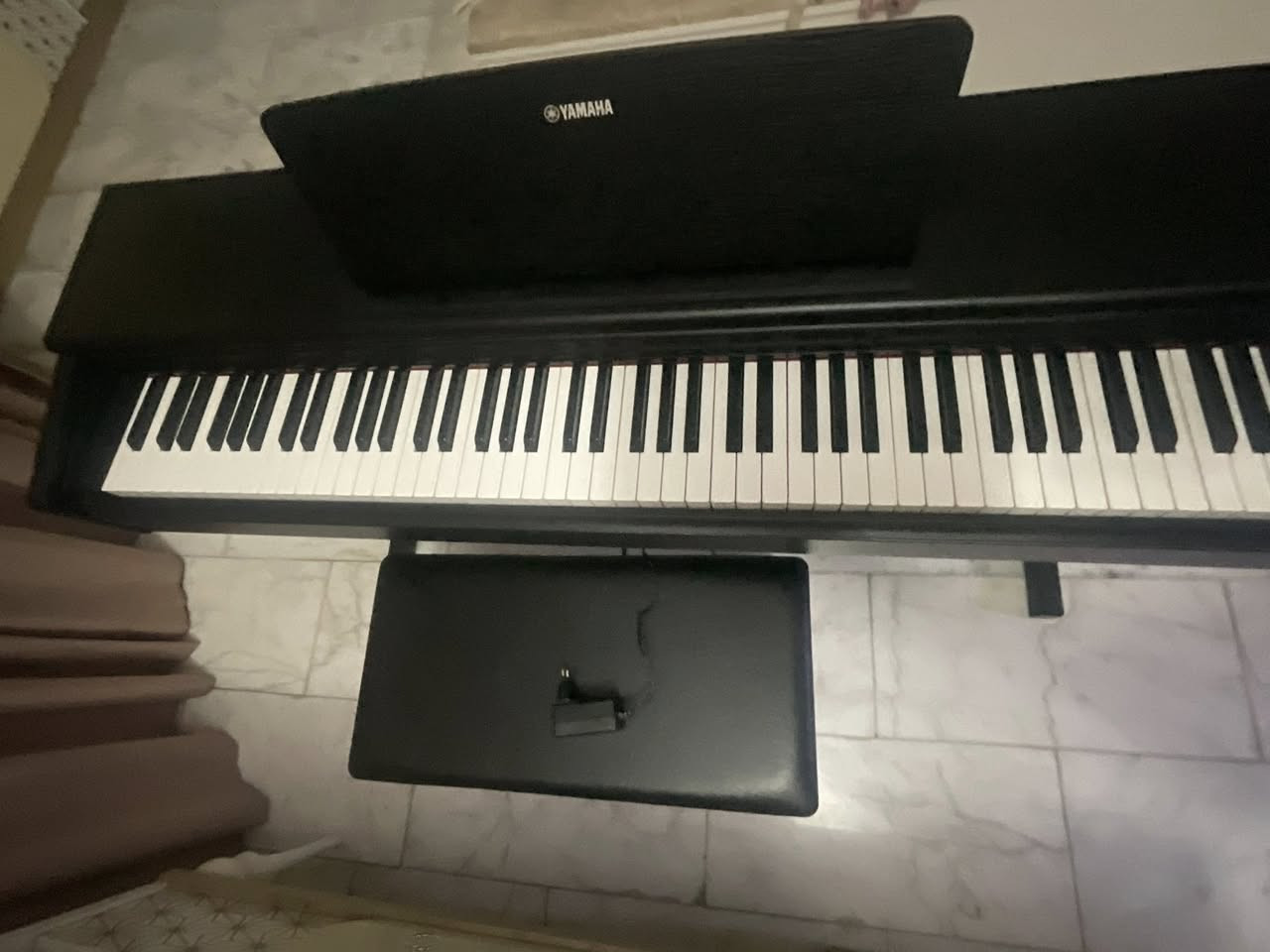 السلام عليكم.. للبيع بيانو رقمي احترافي Yamaha Arius YDP-105 أصلي بنظافة ممتازة جداً (شبه جديد وبحالة الوكالة).
الجهاز يعتبر من الفئات الراقية جداً ويأتي مع كامل ملحقاته الأصلية:
 الهيكل الخشبي الفاخر باللون الأسود.
 منظومة الدواسات الثلاثية (Pedals) الاحترافية.
 المقعد الخاص بالبيانو.
 الشاحن (الـ Adapter) الأصلي من شركة ياماها.
الجهاز نظيف جداً وخالٍ من أي عيوب أو شخوط، والمفاتيح ذات وزن حقيقي تحاكي البيانو الصوتي تماماً، وفحص الجهاز شرط للمشتري قبل الشراء للتأكد من سلامة كل الميزات.
السعر المطلوب: 850,000 دينار عراقي (قفل منعاً للإحراج).
الموقع: بغداد.
للاستفسار أو الشراء، يرجى المراسلة على الخاص أو ترك تعليق.


**إذا كنت صاحب هذا الإعلان وتريد حذفه لأي سبب، رجاءا أرسل رسالة إلى الدعم الفني**